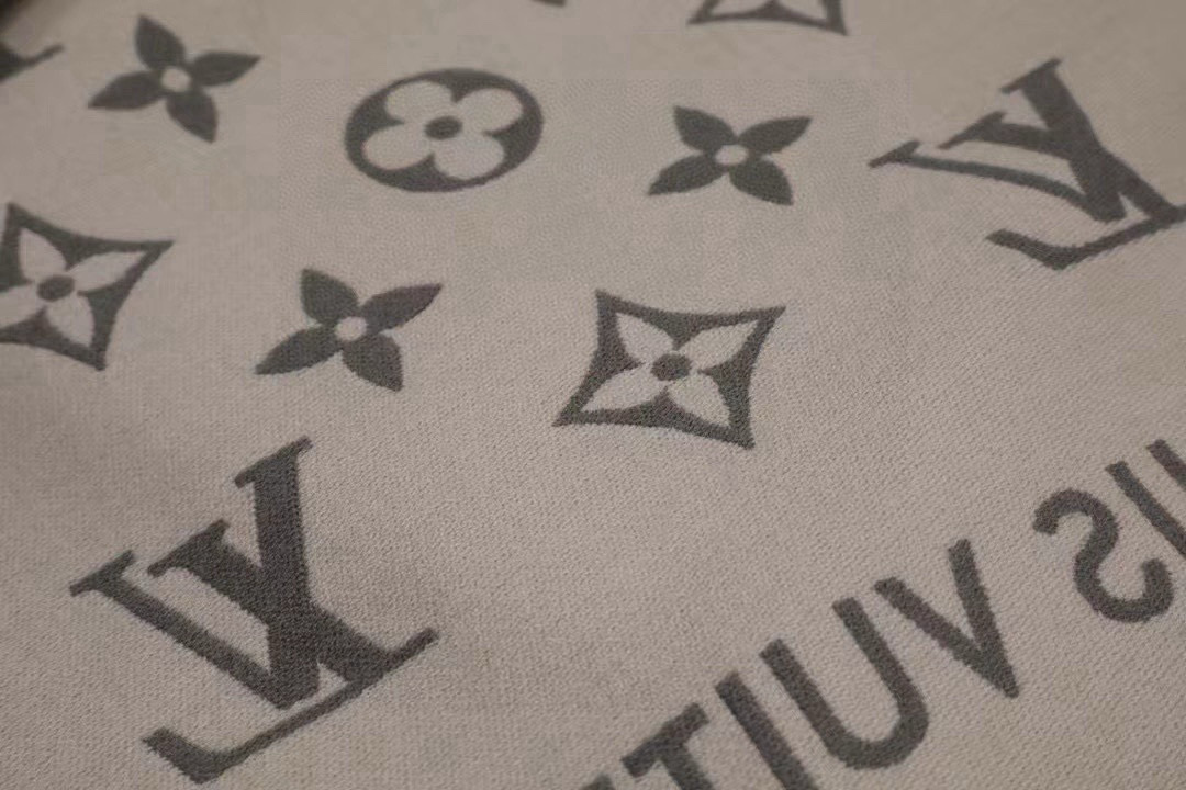 🆕LV新款 · All About Monogram 围巾瞩目放大经典 Monogram 图案，彰显潮流