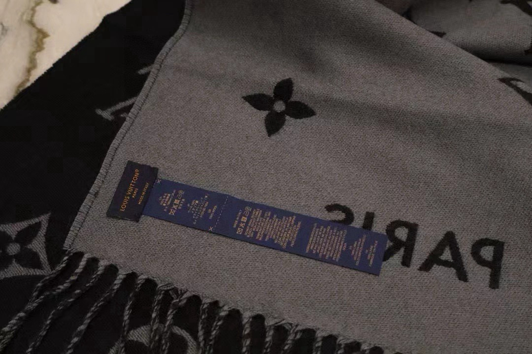 🆕LV新款 · All About Monogram 围巾瞩目放大经典 Monogram 图案，彰显潮流