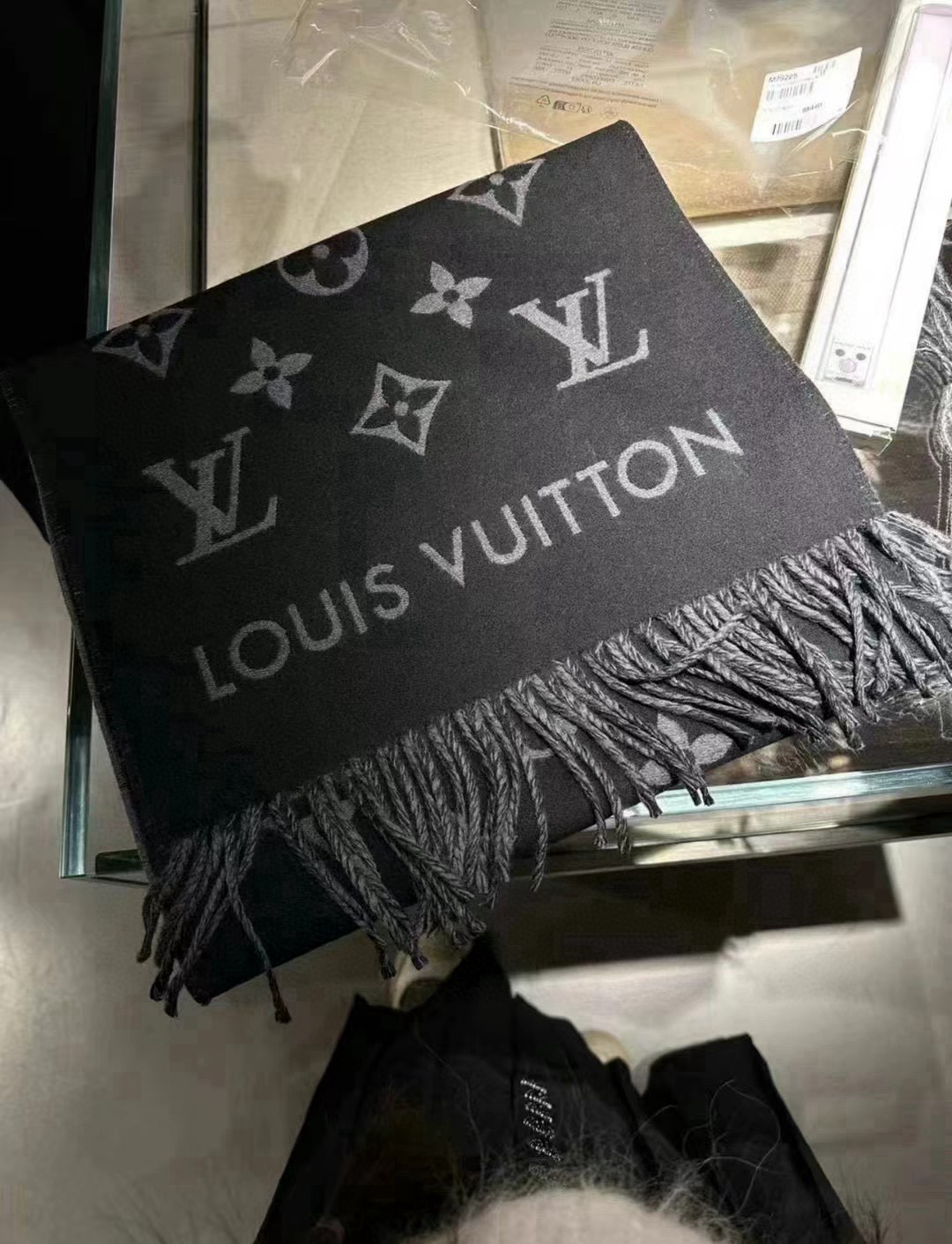 🆕LV新款 · All About Monogram 围巾瞩目放大经典 Monogram 图案，彰显潮流