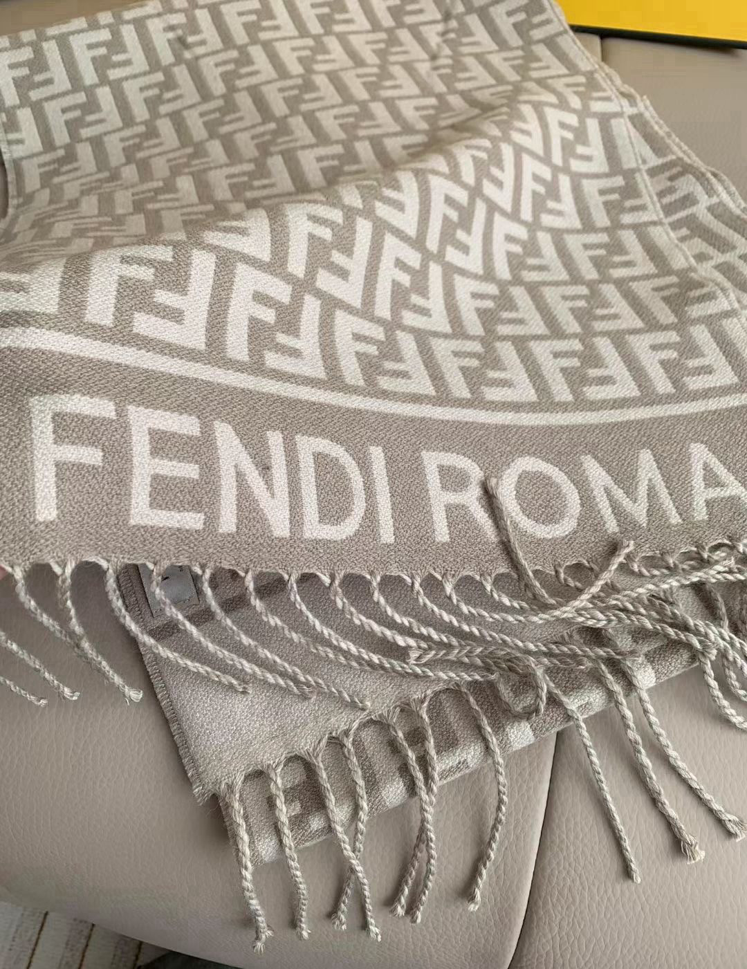 🆕‼️Fendi今年最火的围巾🔥全世界都在抢的老花FF字母款🔥主打的限量大极品‼️专柜也是有钱也很难买到