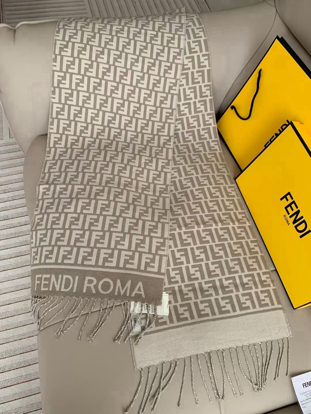 🆕‼️Fendi今年最火的围巾🔥全世界都在抢的老花FF字母款🔥主打的限量大极品‼️专柜也是有钱也很难买到