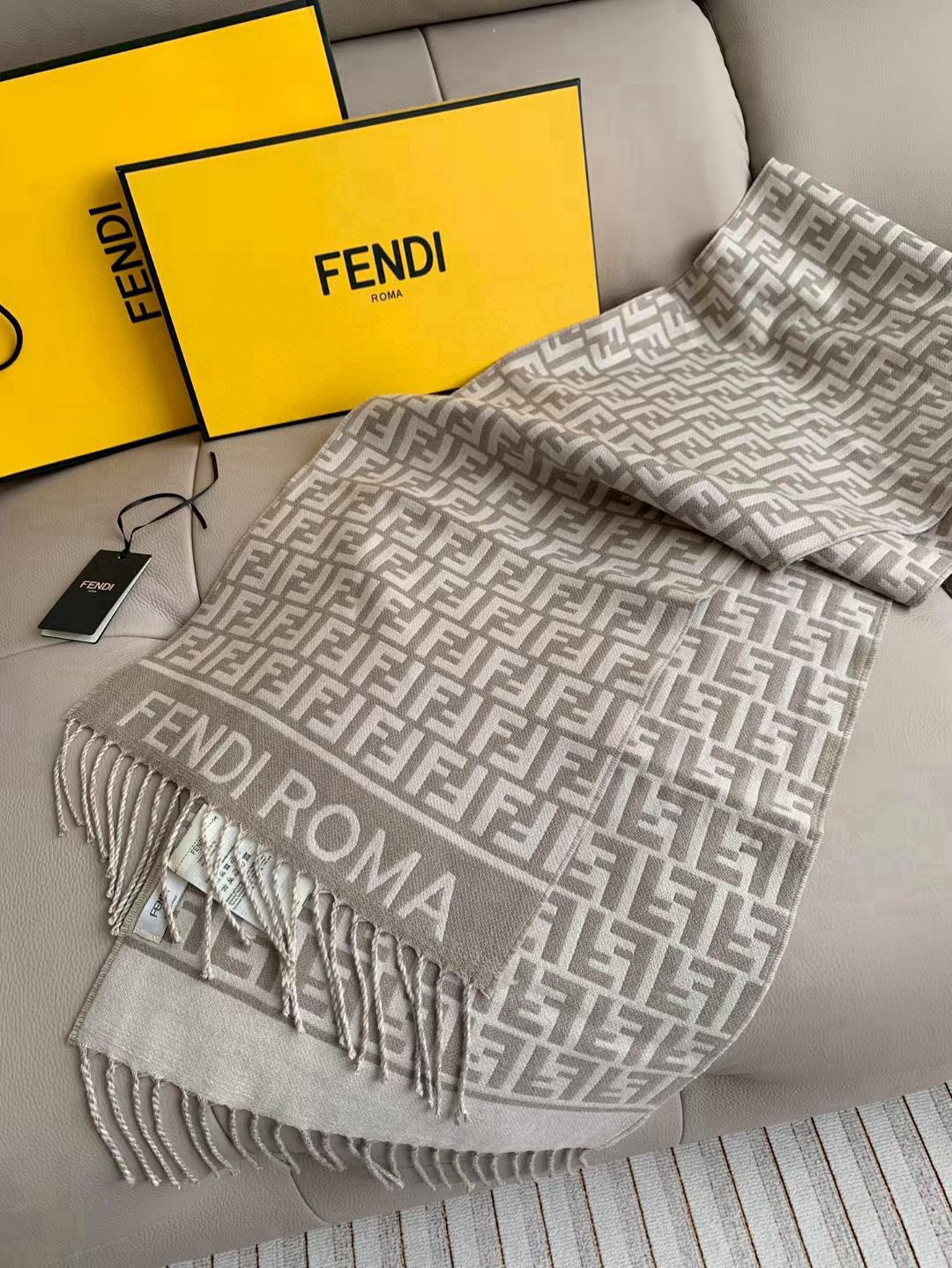 🆕‼️Fendi今年最火的围巾🔥全世界都在抢的老花FF字母款🔥主打的限量大极品‼️专柜也是有钱也很难买到