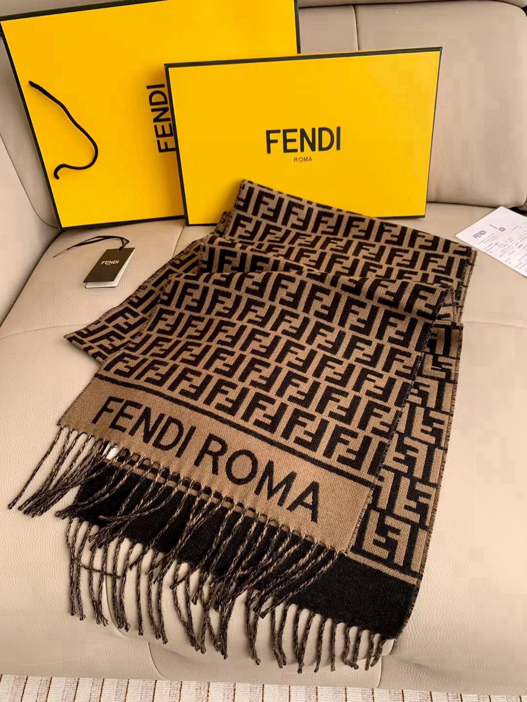 🆕‼️Fendi今年最火的围巾🔥全世界都在抢的老花FF字母款🔥主打的限量大极品‼️专柜也是有钱也很难买到