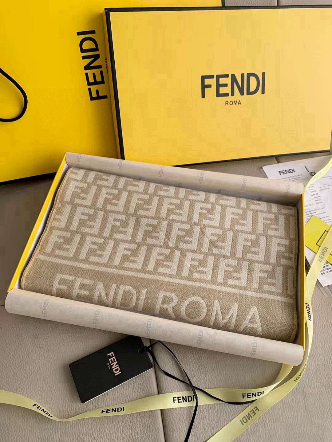 🆕‼️Fendi今年最火的围巾🔥全世界都在抢的老花FF字母款🔥主打的限量大极品‼️专柜也是有钱也很难买到