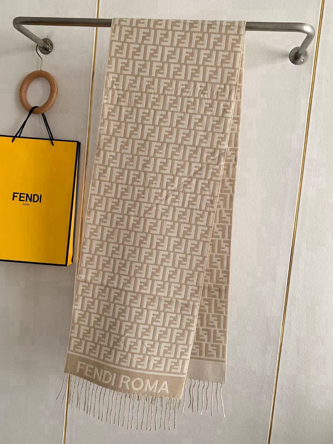 🆕‼️Fendi今年最火的围巾🔥全世界都在抢的老花FF字母款🔥主打的限量大极品‼️专柜也是有钱也很难买到