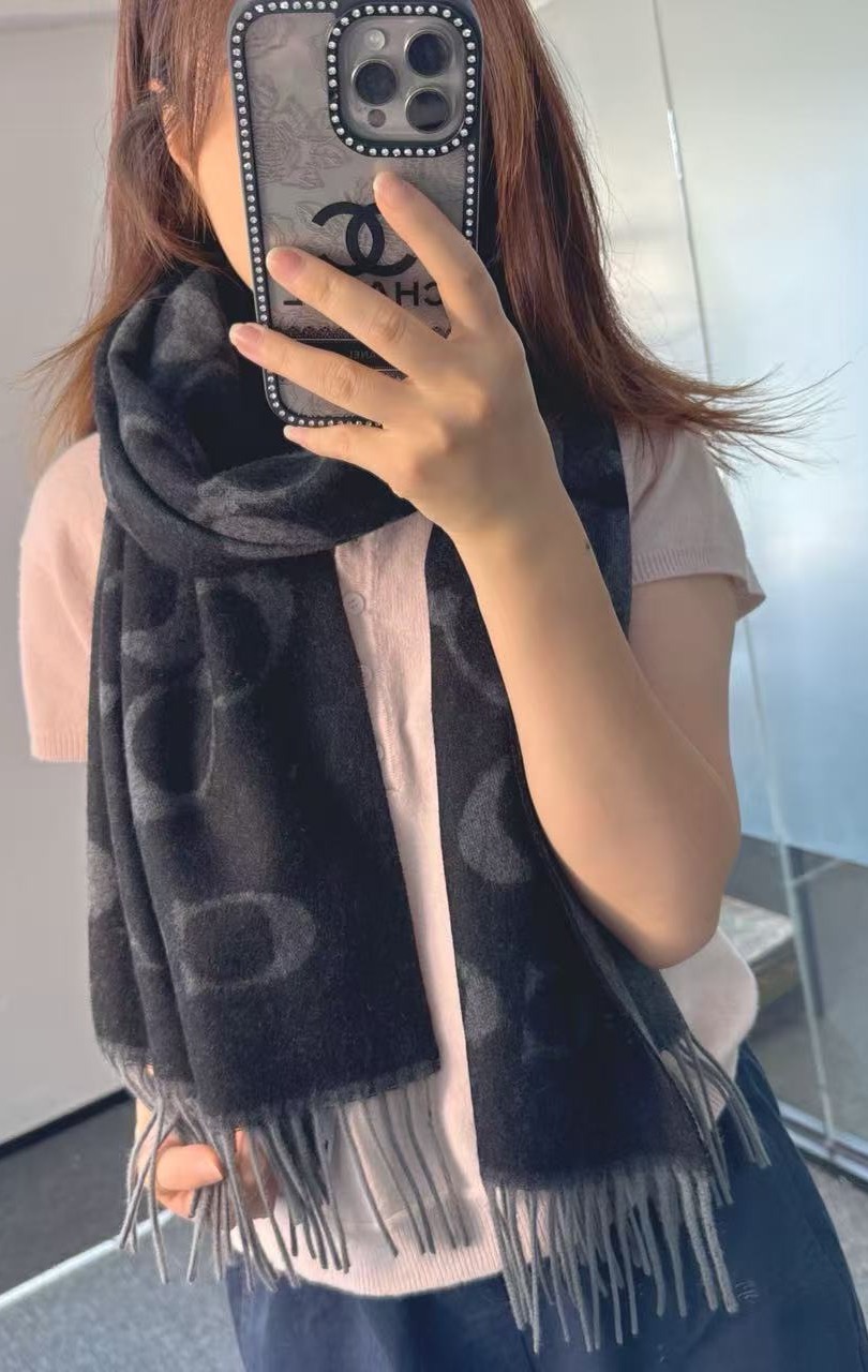 NO:554113,[COCAH · Coach classic twill letters] Counters are rushing to buy the goods [high-end original tail order complete set of accessories] Coach classic twill C is so beautiful!  It not only has appearance but also quality, 97 wool + 3 cashmere, it feels super soft and comfortable, the size is 195×53cm, the overall width is okay, it can be regarded as a small shawl. The front and back are made of complementary colors, one side has a dark logo with a light base, and the other side is the opposite color. For autumn and winter scarves, you must go with this high version scarf, high version scarf, coach, coach, shawls19860909【COCAH · 蔻驰经典斜纹字母】专柜都在抢货的节奏【高端原版尾单全套辅料齐全】Coach经典斜纹C太好看了吧！不仅有颜值还有品质,97羊毛+3羊绒,手感超级软糯和舒服,尺寸195×53cm,整体宽度还可以,算是个小披肩.正反面做的互补色,一面是深色logo搭配浅色底,另一面是相反色,秋冬围巾一定要冲这一条高版本围巾,高版本围巾,coach,coach,shawls,scarf