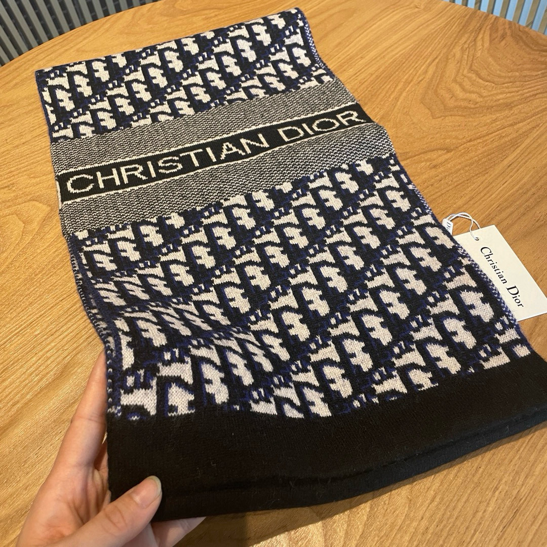 🆕Dior · 大D家经典秋冬款❗️针织双面提花风格，高端设计师配色均考虑上身效果和色彩饱和度，色泽会浓