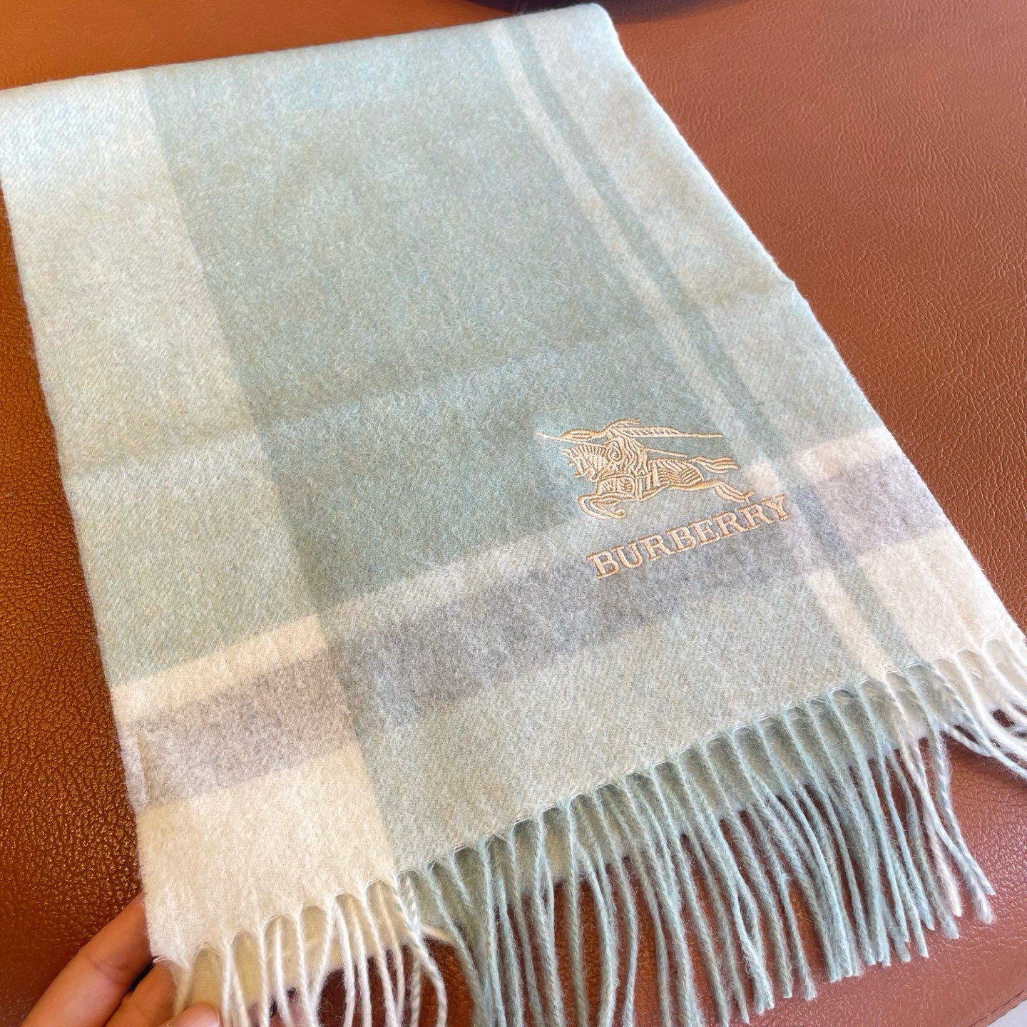🆕Burberry ·巴宝莉出口订单尾货❗️说实话，设计非常简单，但那经典刺绣战马的点缀就是让围巾显得非