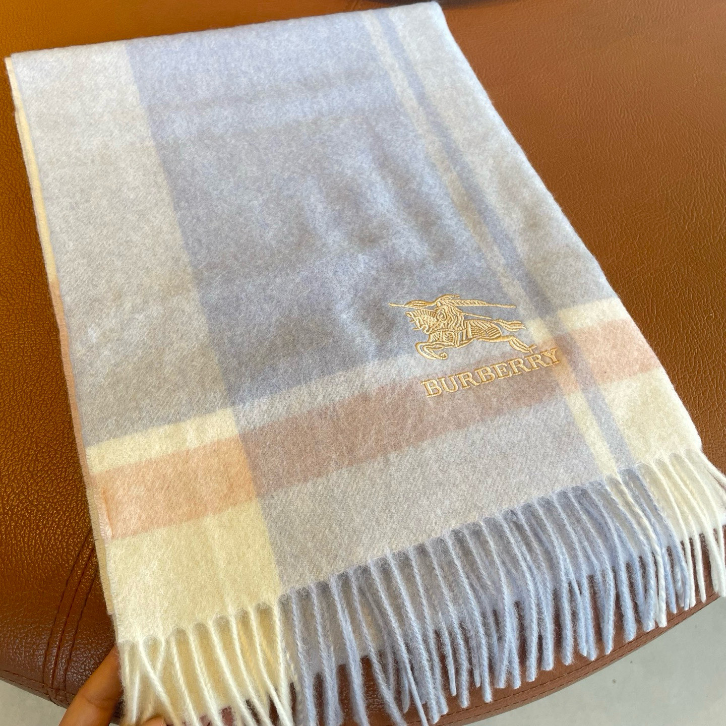 🆕Burberry ·巴宝莉出口订单尾货❗️说实话，设计非常简单，但那经典刺绣战马的点缀就是让围巾显得非