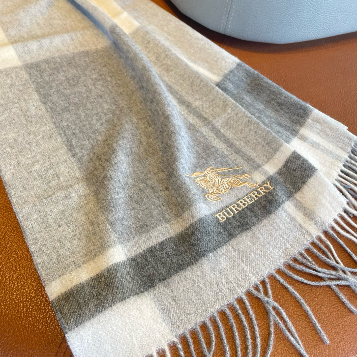 🆕Burberry ·巴宝莉出口订单尾货❗️说实话，设计非常简单，但那经典刺绣战马的点缀就是让围巾显得非