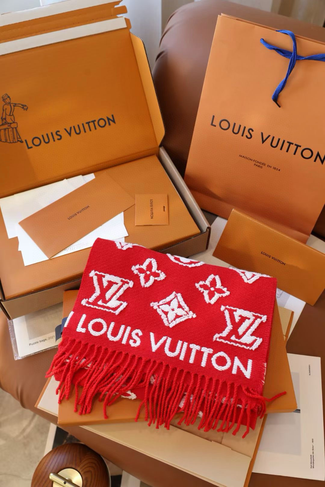 🆕LV3D围巾为柔软毛绒混纺织入Monogram图案，再以撞色羊毛皮演绎瞩目3D效果。剪花工艺令两面呈现