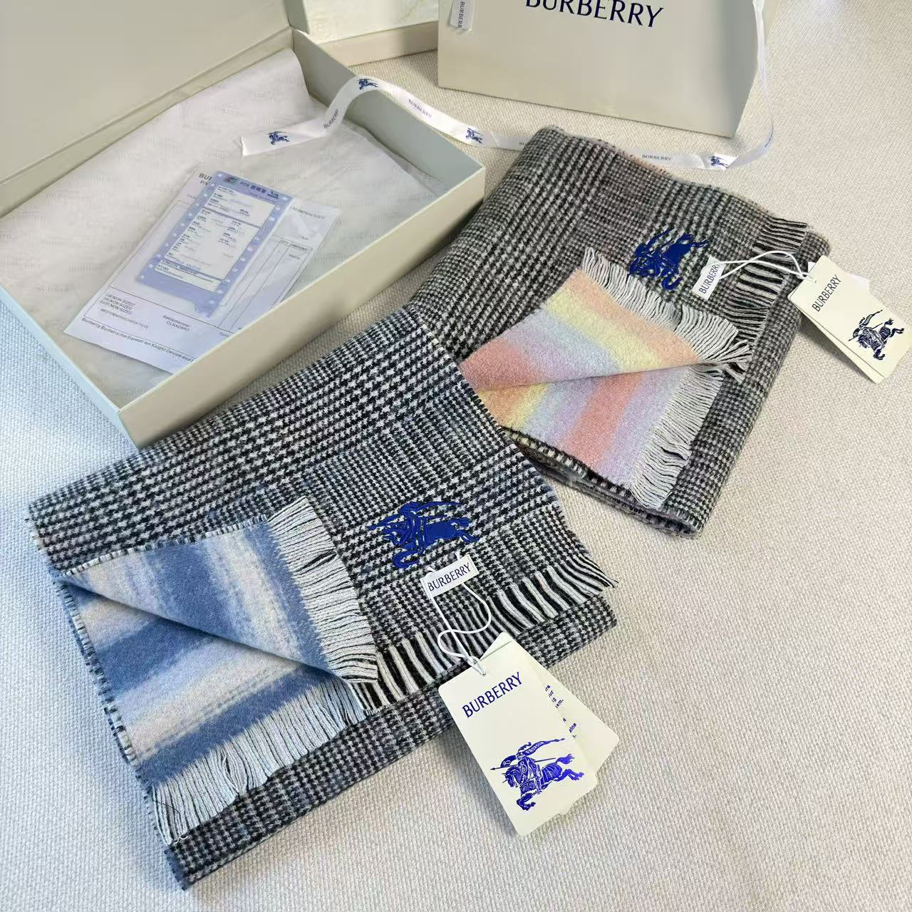 🆕 【▪Burberry · 巴宝莉双面格纹彩虹围巾❗️难得一见的温柔配色，低调又不失优雅❗】重点推荐❗