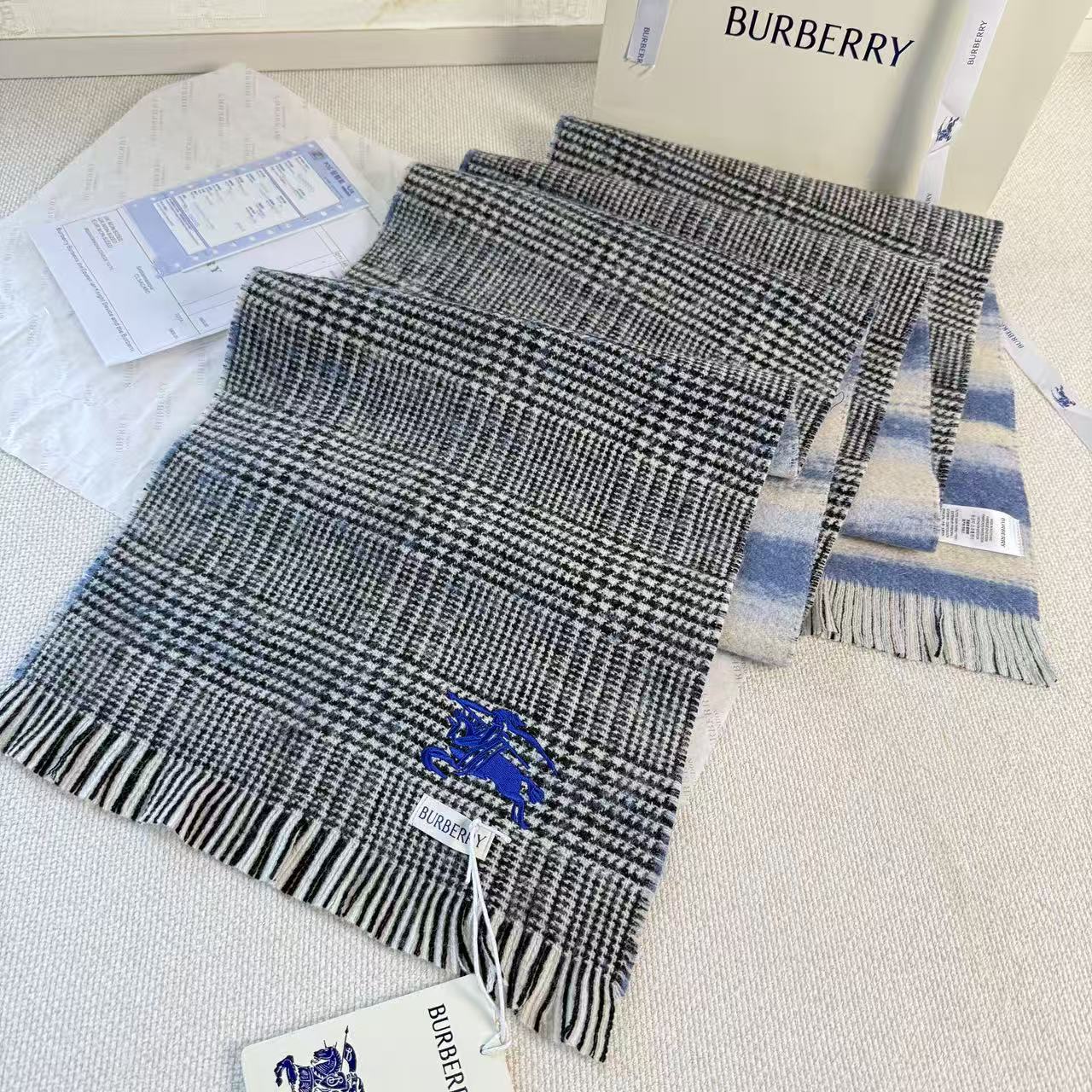 🆕 【▪Burberry · 巴宝莉双面格纹彩虹围巾❗️难得一见的温柔配色，低调又不失优雅❗】重点推荐❗