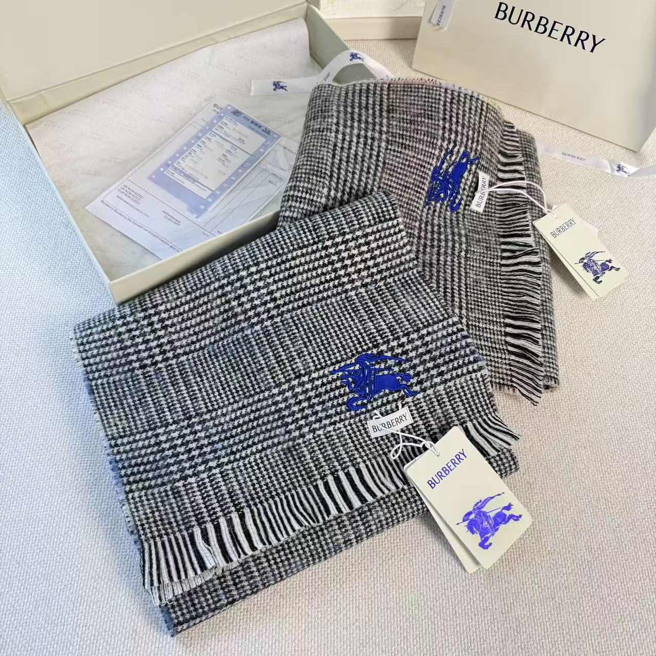 🆕 【▪Burberry · 巴宝莉双面格纹彩虹围巾❗️难得一见的温柔配色，低调又不失优雅❗】重点推荐❗