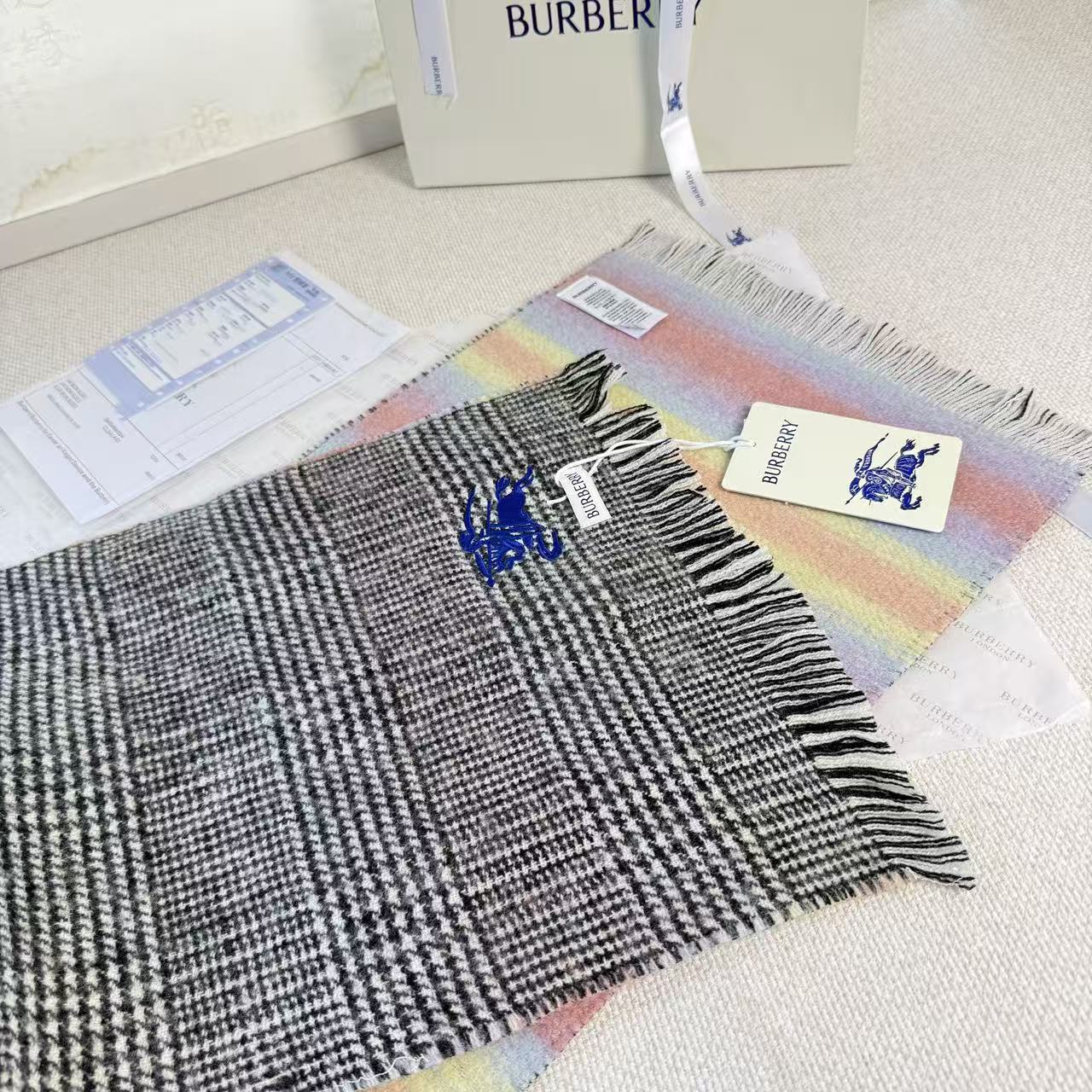 🆕 【▪Burberry · 巴宝莉双面格纹彩虹围巾❗️难得一见的温柔配色，低调又不失优雅❗】重点推荐❗