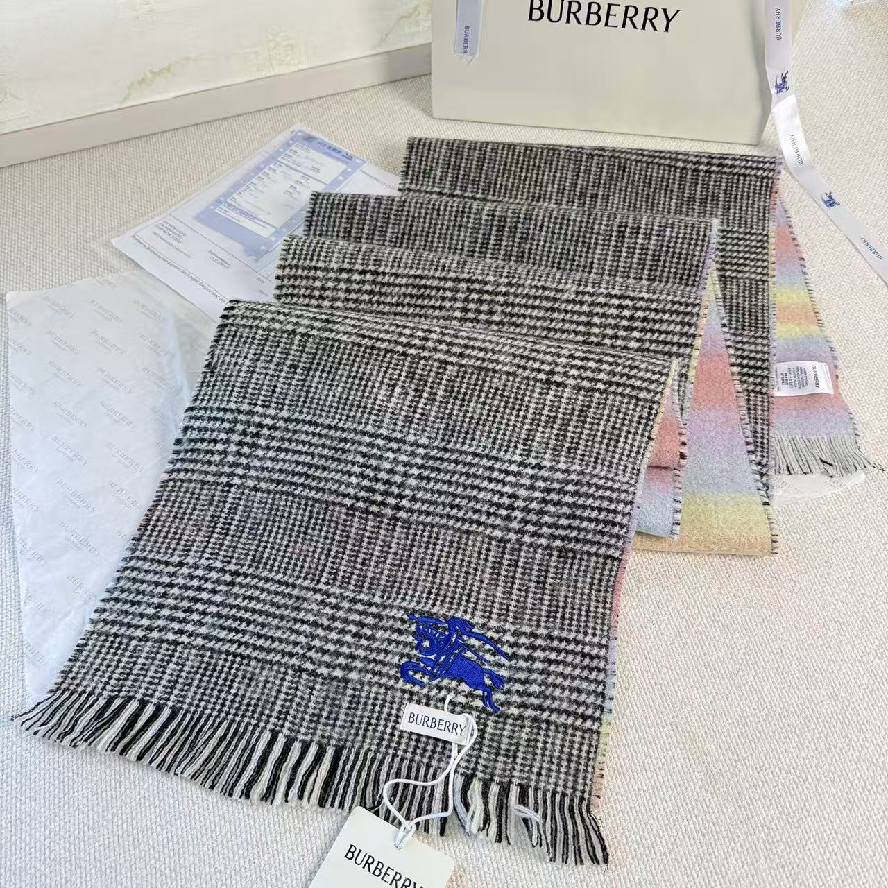 🆕 【▪Burberry · 巴宝莉双面格纹彩虹围巾❗️难得一见的温柔配色，低调又不失优雅❗】重点推荐❗