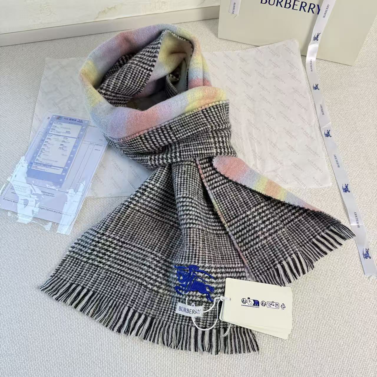 🆕 【▪Burberry · 巴宝莉双面格纹彩虹围巾❗️难得一见的温柔配色，低调又不失优雅❗】重点推荐❗