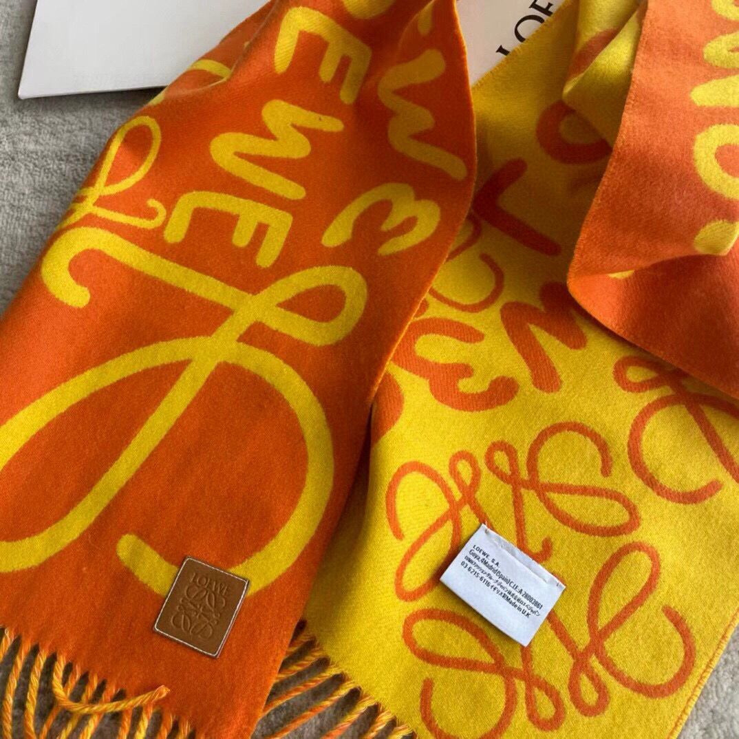 🆕Loewe · 罗意威涂鸦款双面围巾，男女同款。loewe超美新款围巾！超级推荐入手！超难买哦！原单品