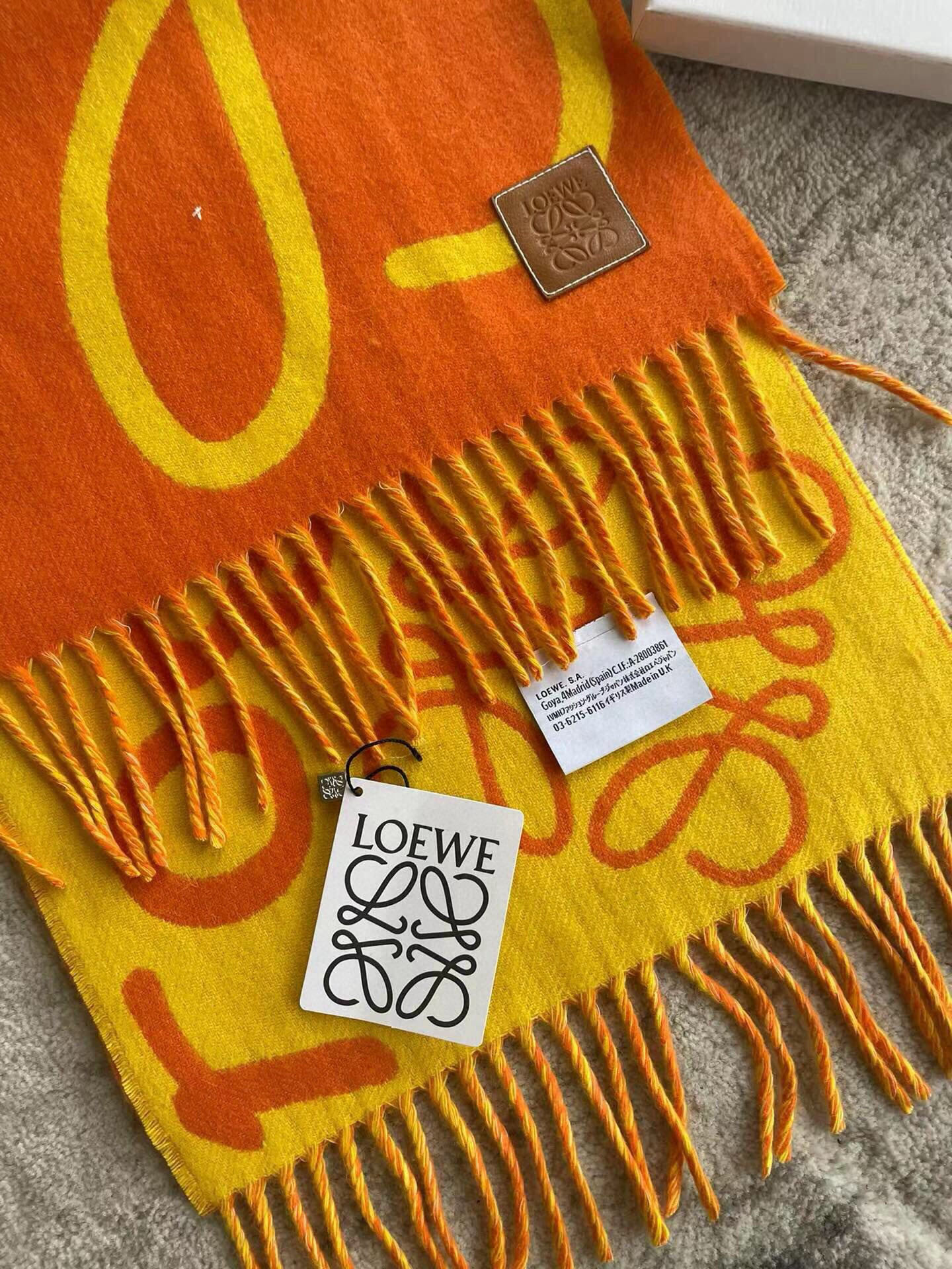 🆕Loewe · 罗意威涂鸦款双面围巾，男女同款。loewe超美新款围巾！超级推荐入手！超难买哦！原单品