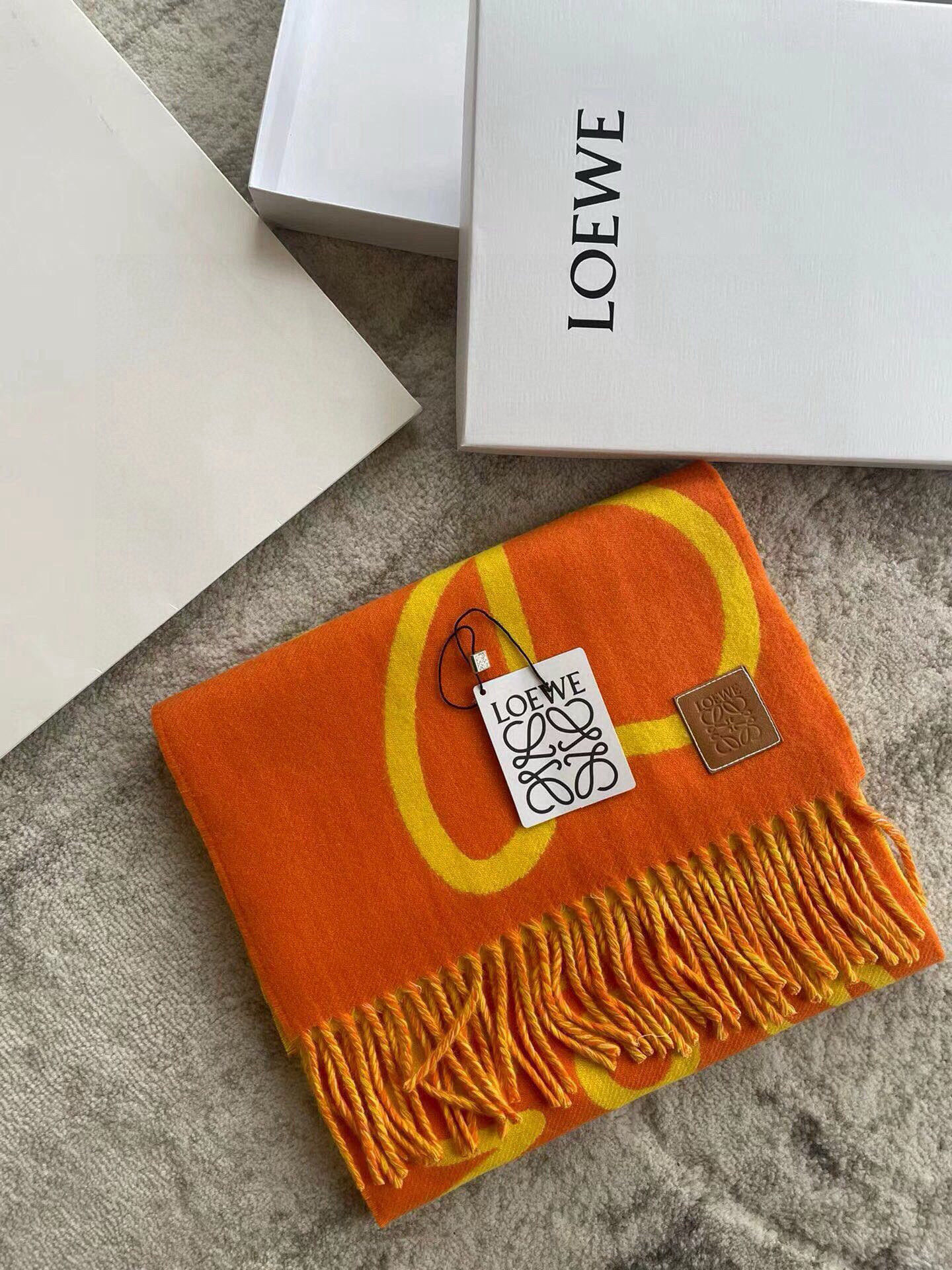 🆕Loewe · 罗意威涂鸦款双面围巾，男女同款。loewe超美新款围巾！超级推荐入手！超难买哦！原单品