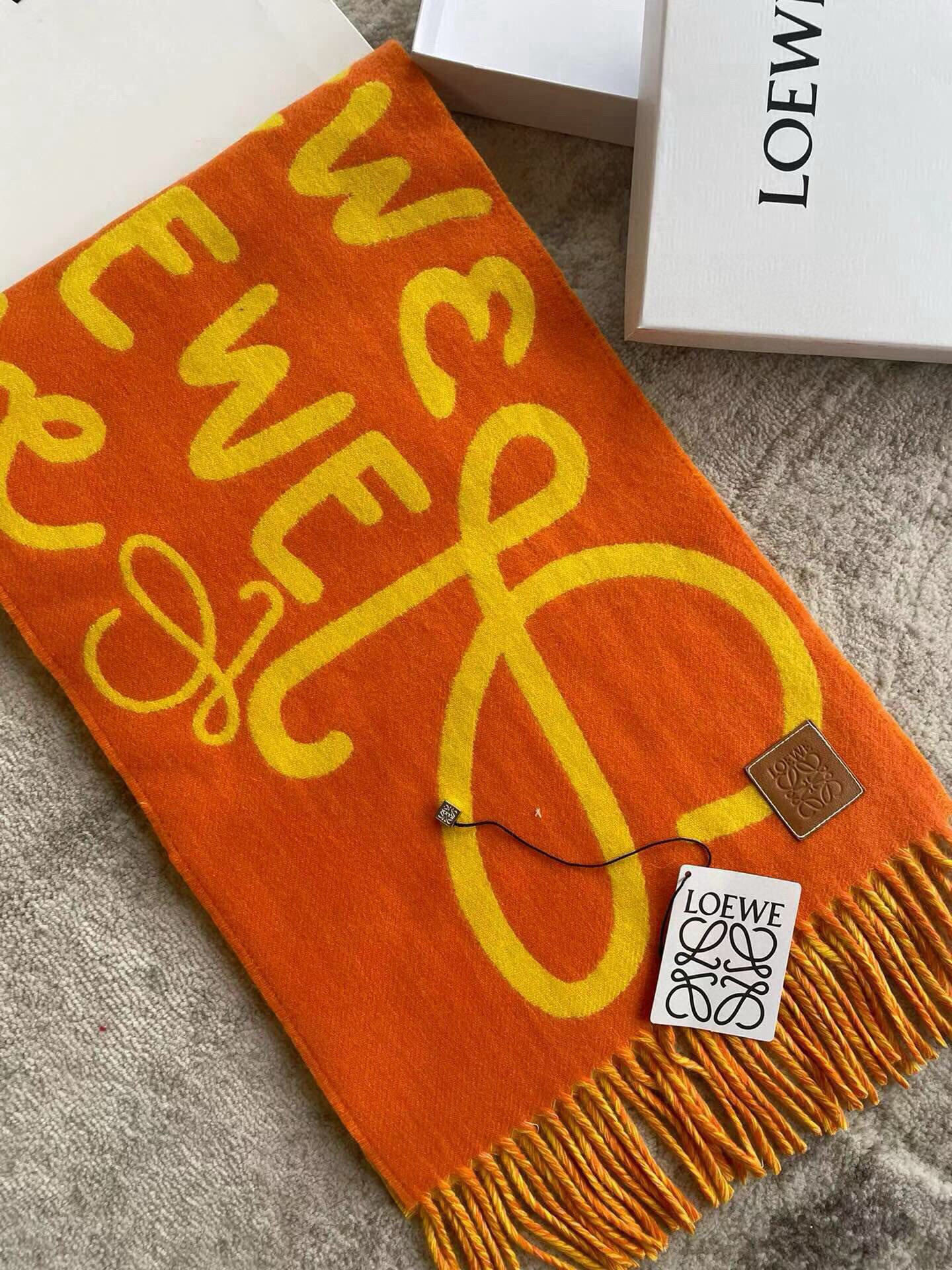 🆕Loewe · 罗意威涂鸦款双面围巾，男女同款。loewe超美新款围巾！超级推荐入手！超难买哦！原单品