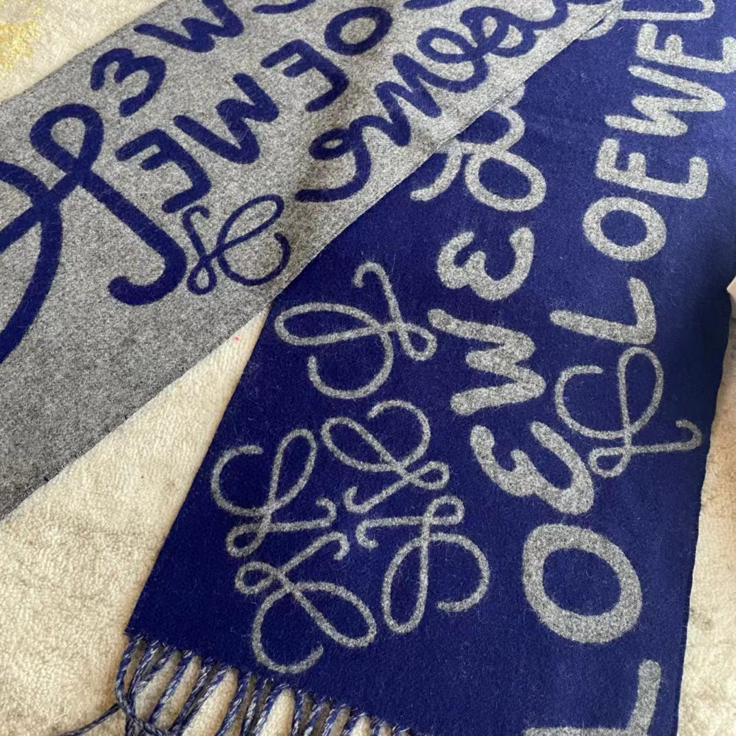 🆕Loewe · 罗意威涂鸦款双面围巾，男女同款。loewe超美新款围巾！超级推荐入手！超难买哦！原单品