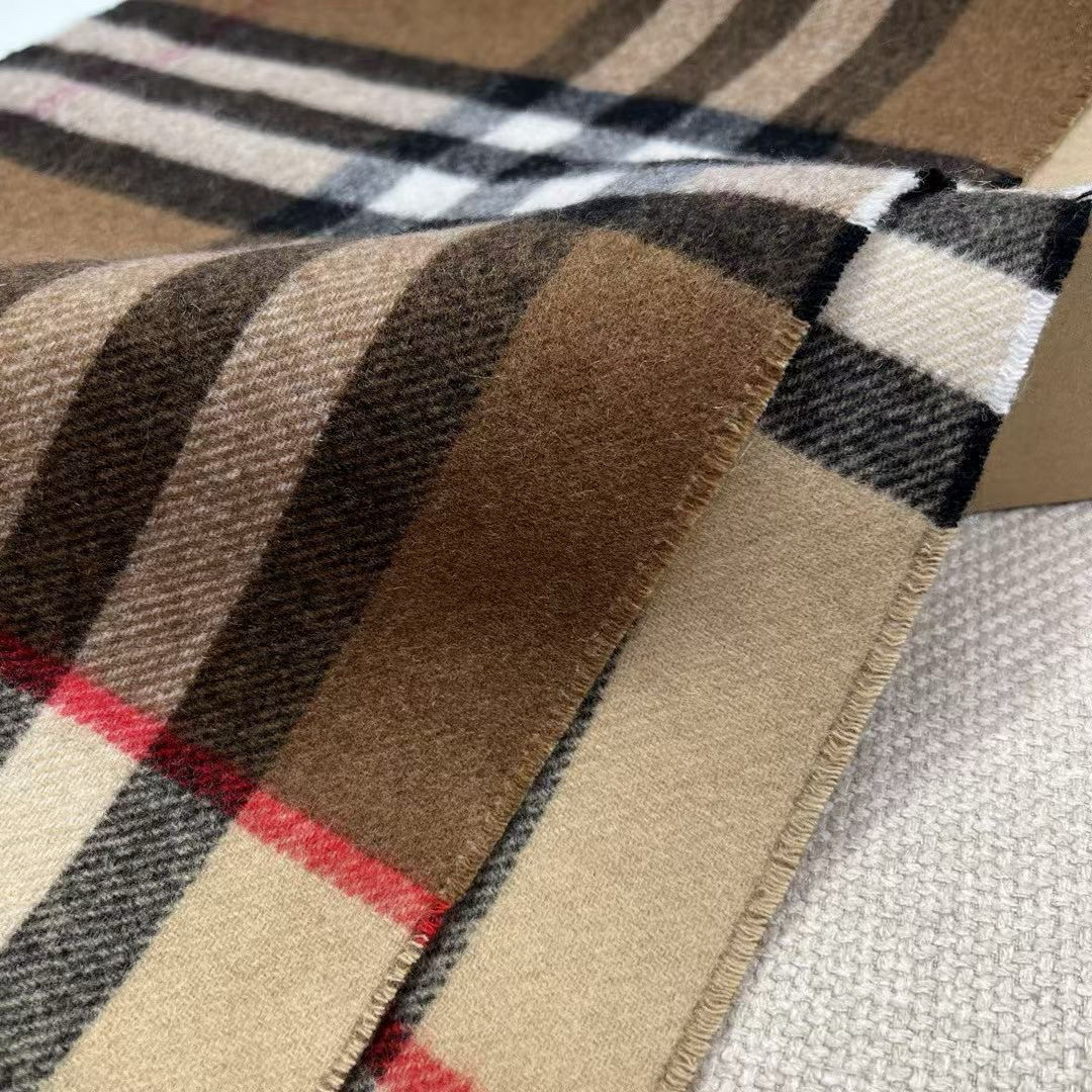 🆕𝐁𝐔𝐑𝐁𝐄𝐑𝐑𝐘对比感格纹想要温暖冬季的必备百搭单品，今年冬天保证 出镜率No. 1⃣️B家羊绒拼色围