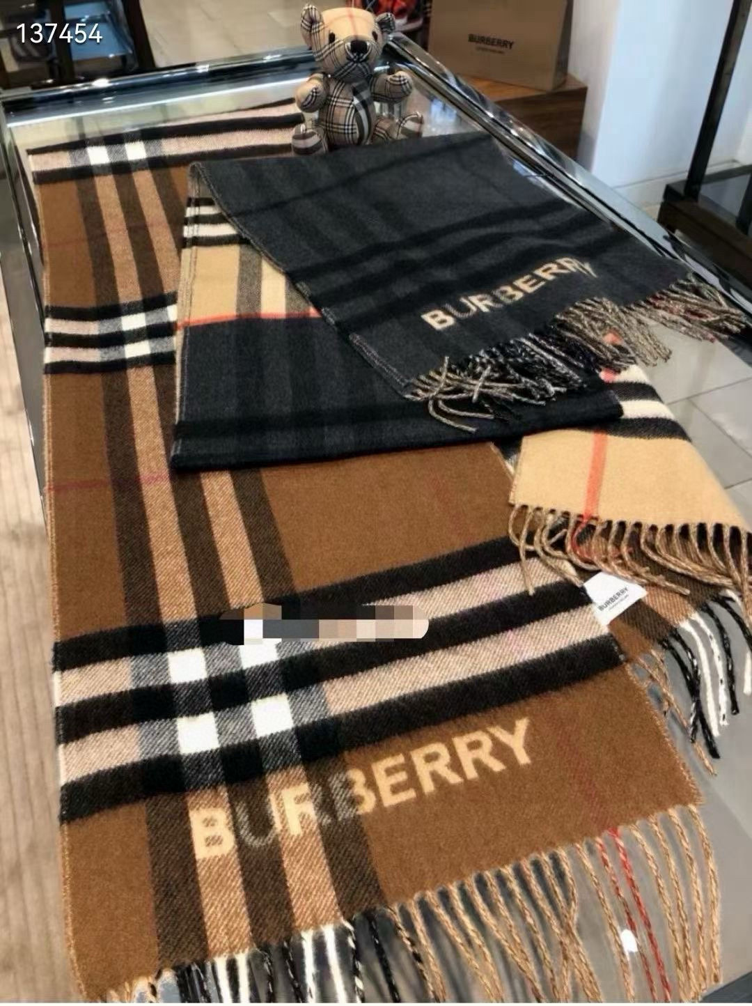 🆕𝐁𝐔𝐑𝐁𝐄𝐑𝐑𝐘对比感格纹想要温暖冬季的必备百搭单品，今年冬天保证 出镜率No. 1⃣️B家羊绒拼色围