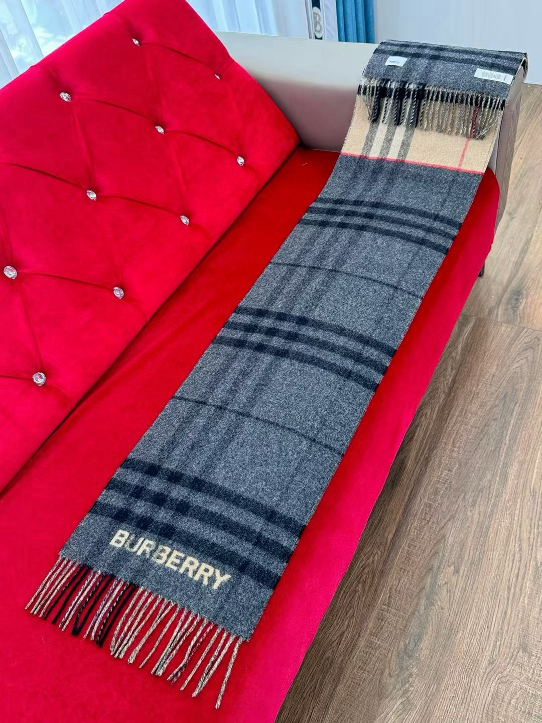 🆕𝐁𝐔𝐑𝐁𝐄𝐑𝐑𝐘对比感格纹想要温暖冬季的必备百搭单品，今年冬天保证 出镜率No. 1⃣️B家羊绒拼色围