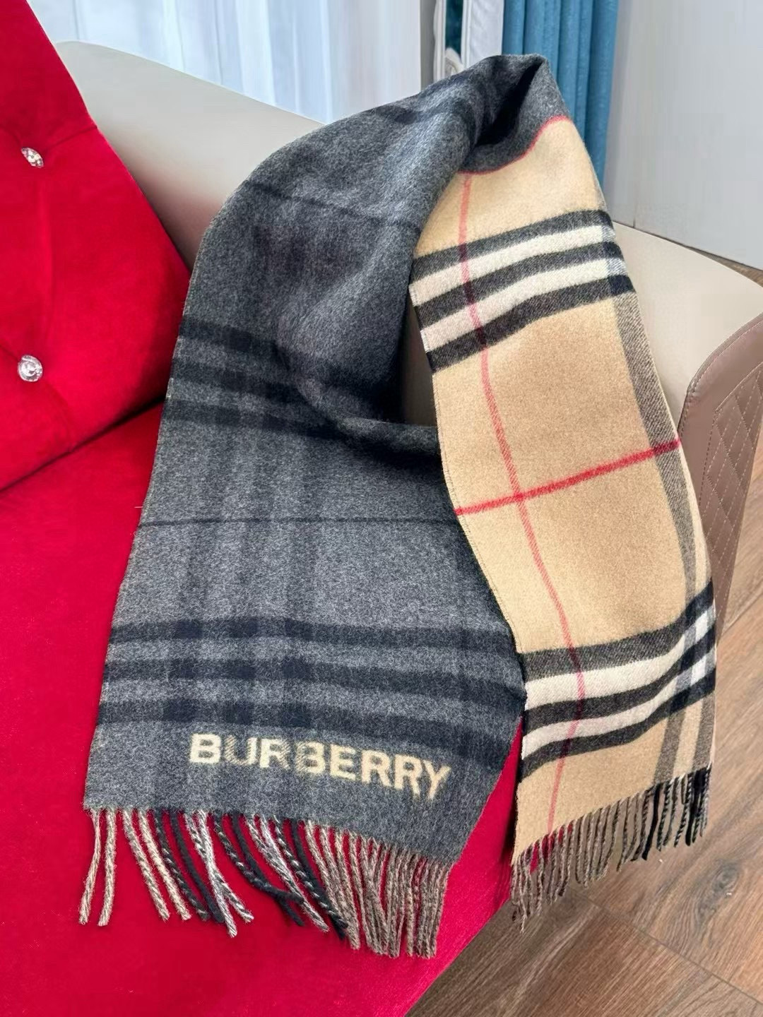 🆕𝐁𝐔𝐑𝐁𝐄𝐑𝐑𝐘对比感格纹想要温暖冬季的必备百搭单品，今年冬天保证 出镜率No. 1⃣️B家羊绒拼色围