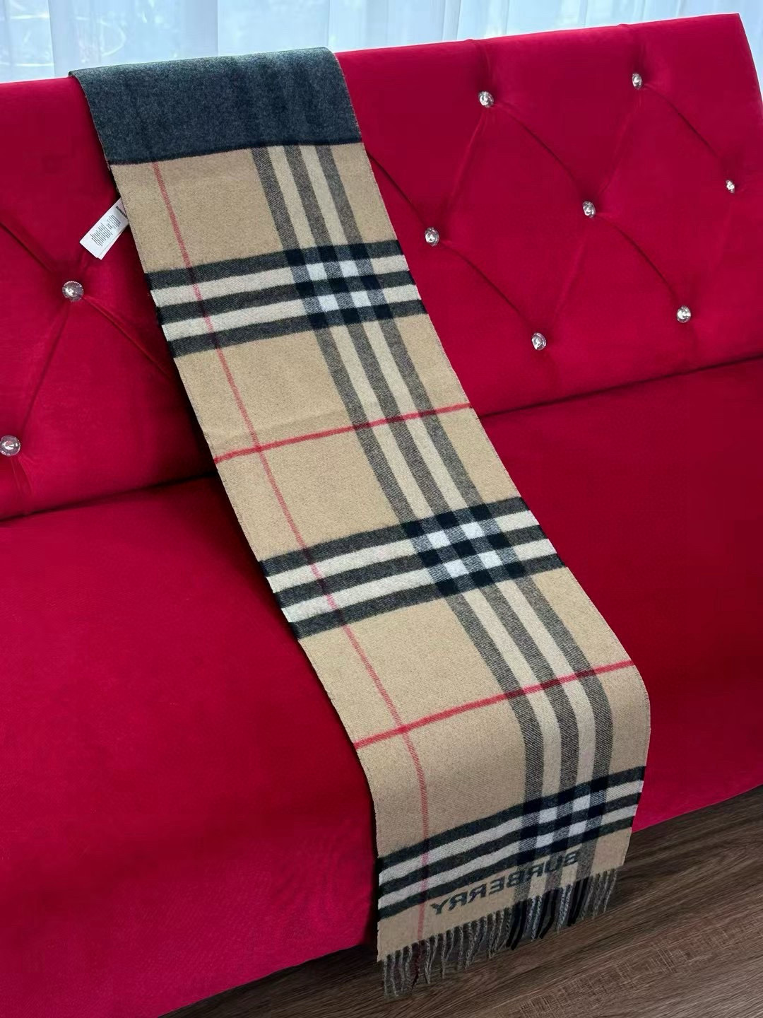 🆕𝐁𝐔𝐑𝐁𝐄𝐑𝐑𝐘对比感格纹想要温暖冬季的必备百搭单品，今年冬天保证 出镜率No. 1⃣️B家羊绒拼色围