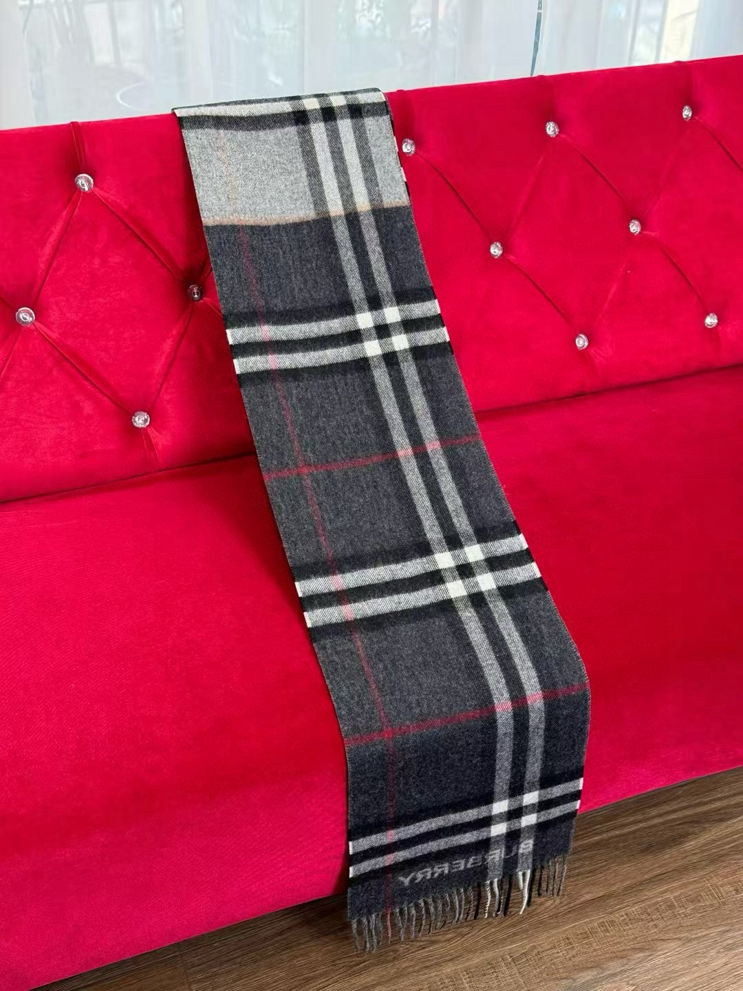 🆕𝐁𝐔𝐑𝐁𝐄𝐑𝐑𝐘对比感格纹想要温暖冬季的必备百搭单品，今年冬天保证 出镜率No. 1⃣️B家羊绒拼色围