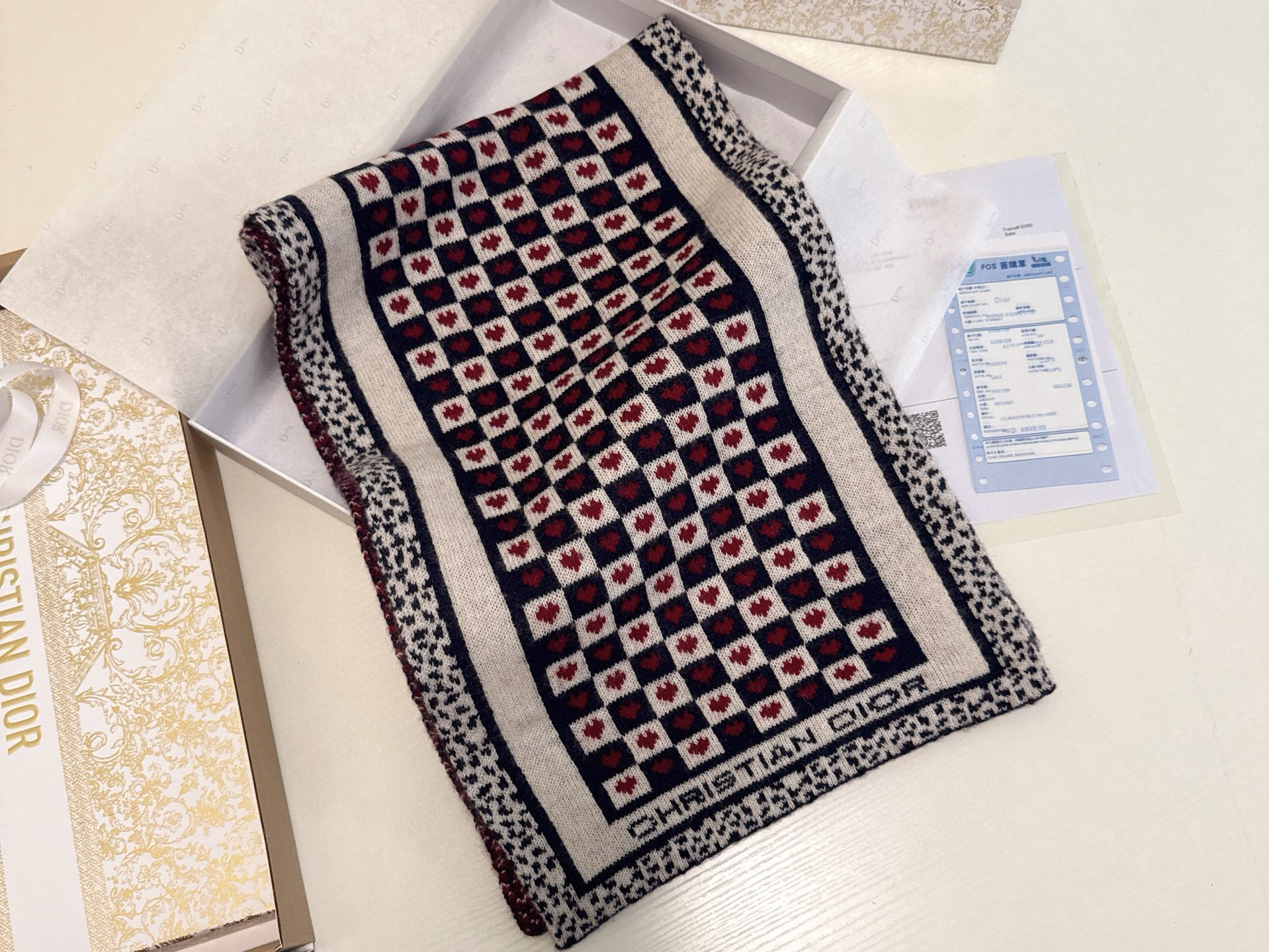 🆕Dior · 经典爱心❤️针织长巾‼️永远不出错的出场方式，既使再过多少年都是如此❤️TA的高级与优雅