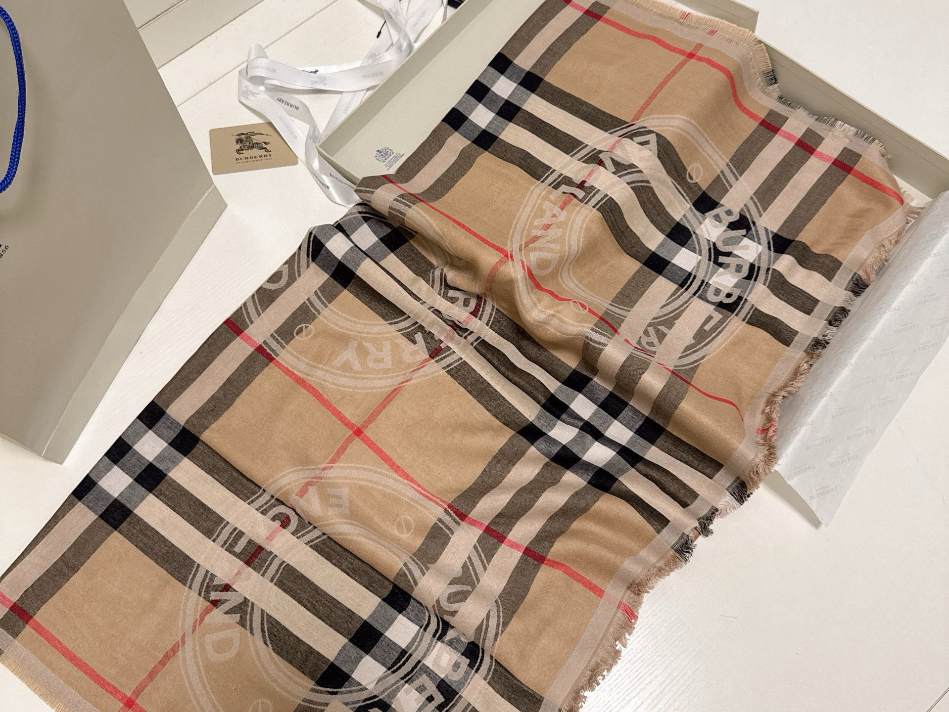 🆕BURBERRY徽章围巾。男女同款方巾，最流弊的大B家出口单！尺寸公差被滞留的一批。捡漏的来，限量纪念