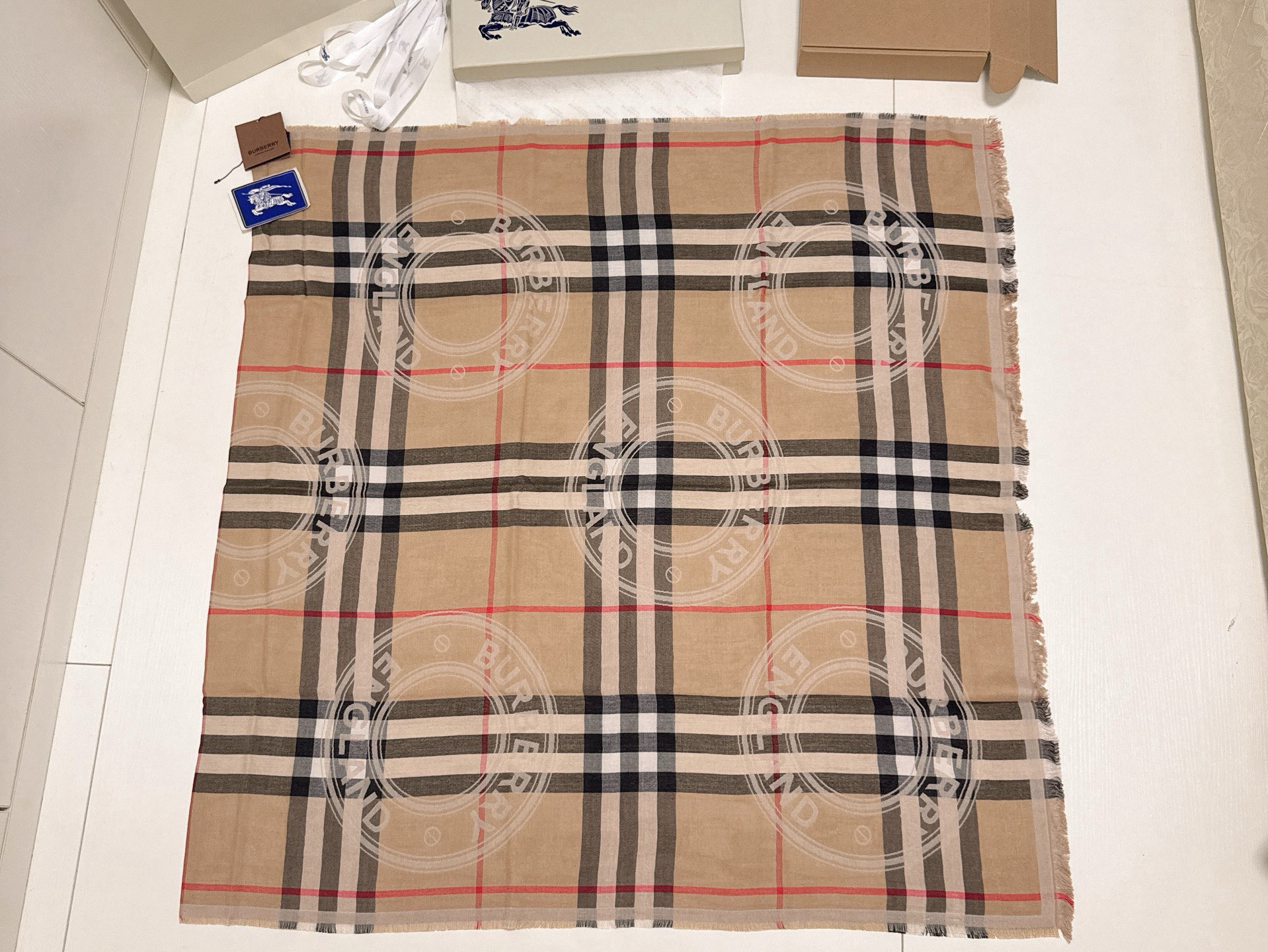🆕BURBERRY徽章围巾。男女同款方巾，最流弊的大B家出口单！尺寸公差被滞留的一批。捡漏的来，限量纪念