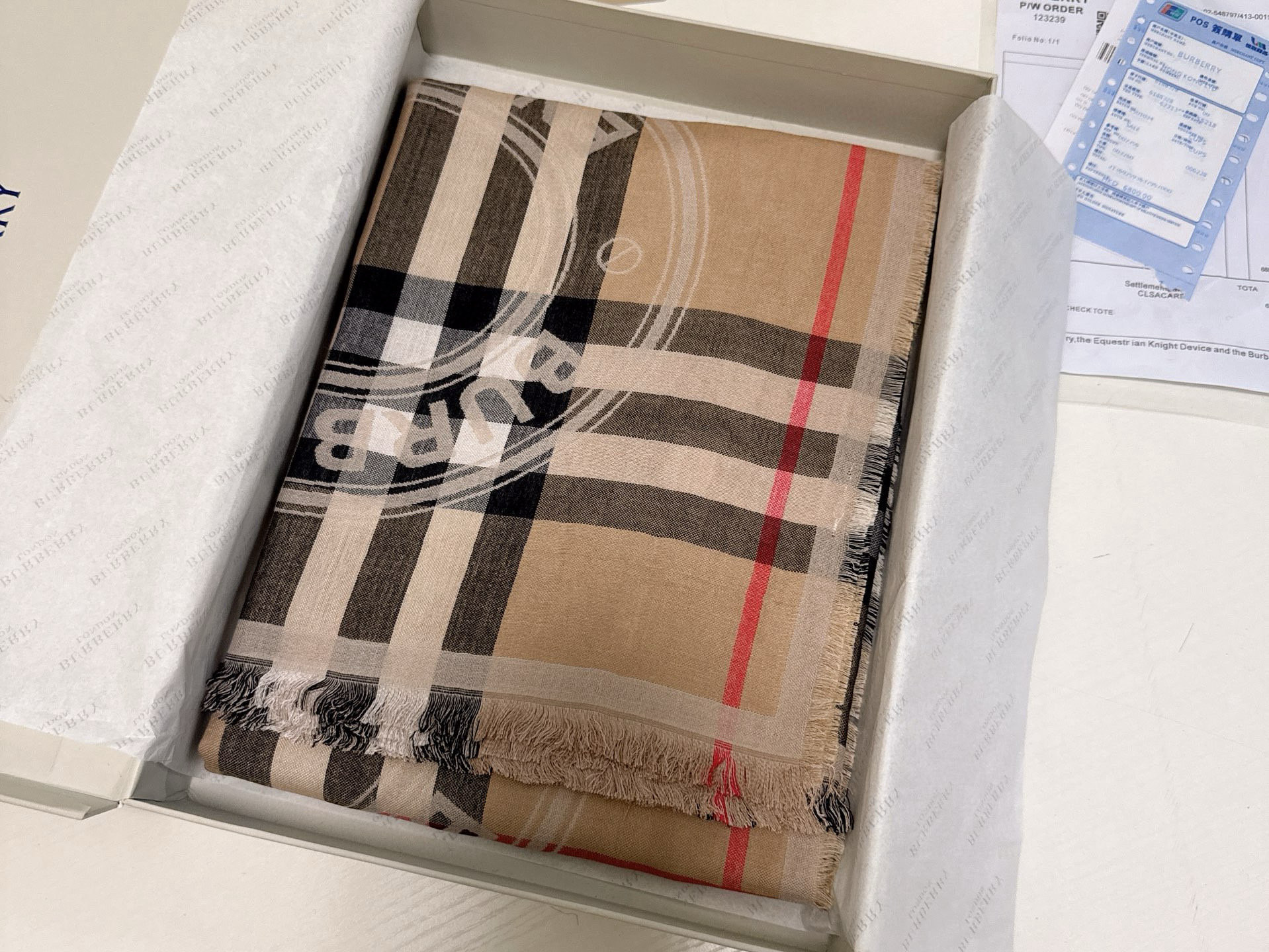 🆕BURBERRY徽章围巾。男女同款方巾，最流弊的大B家出口单！尺寸公差被滞留的一批。捡漏的来，限量纪念