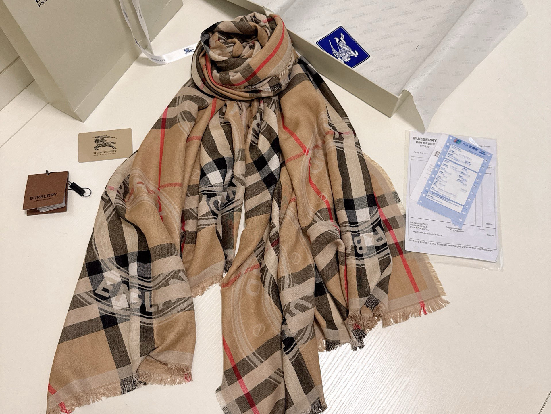 🆕BURBERRY徽章围巾。男女同款方巾，最流弊的大B家出口单！尺寸公差被滞留的一批。捡漏的来，限量纪念