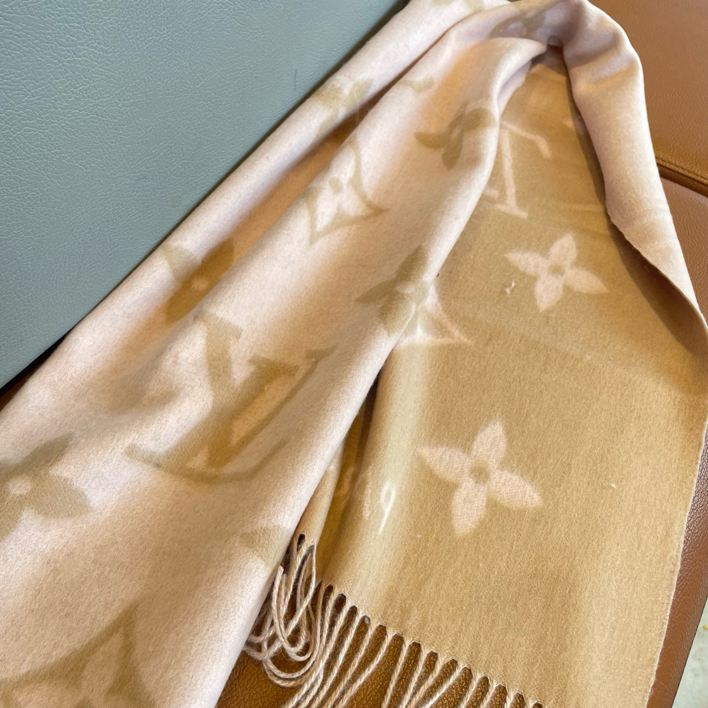 🆕【高端芯片版本 · M78908】Louis Vitton · 霍思燕同款披肩围巾两用【带芯片+二维码