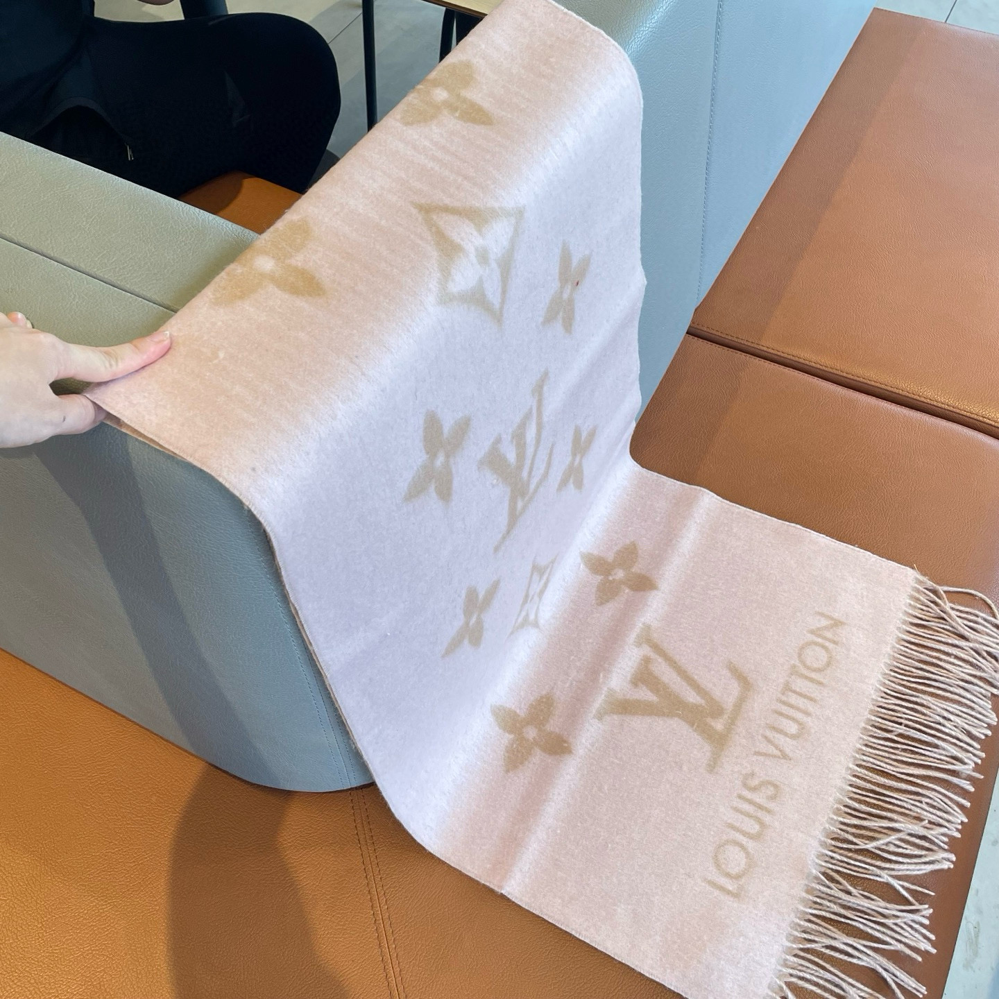 🆕【高端芯片版本 · M78908】Louis Vitton · 霍思燕同款披肩围巾两用【带芯片+二维码