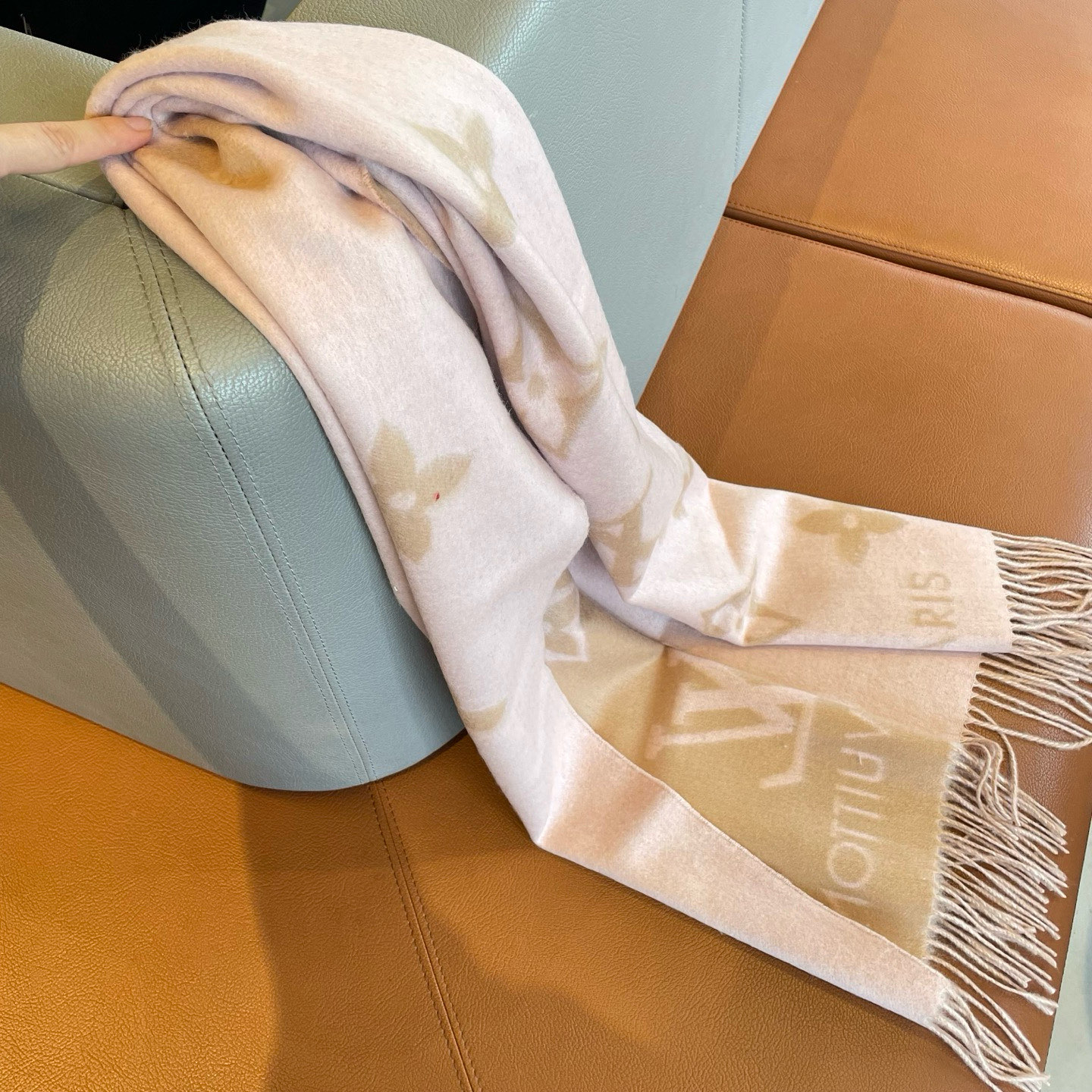 🆕【高端芯片版本 · M78908】Louis Vitton · 霍思燕同款披肩围巾两用【带芯片+二维码