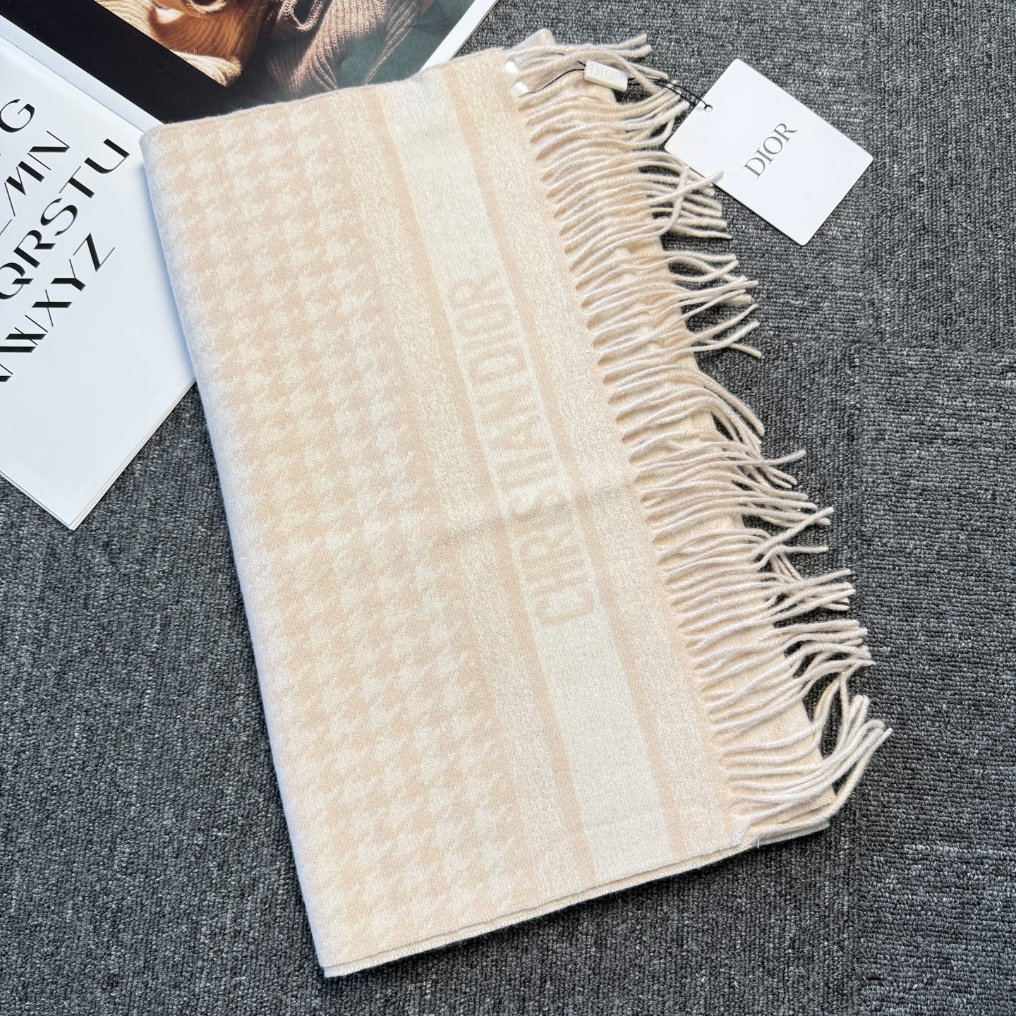 🆕Dior Montaigne系列这款围巾向经典的黑色和白色千鸟格纹图案致敬。采用高级面料精心制作，双面