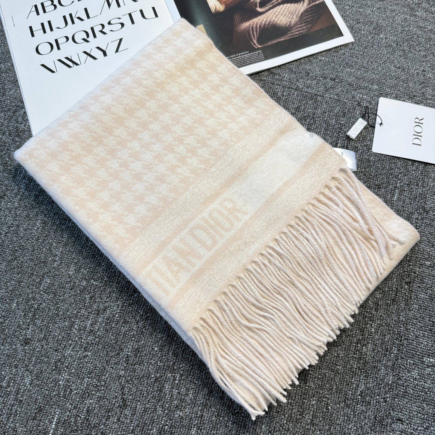 🆕Dior Montaigne系列这款围巾向经典的黑色和白色千鸟格纹图案致敬。采用高级面料精心制作，双面