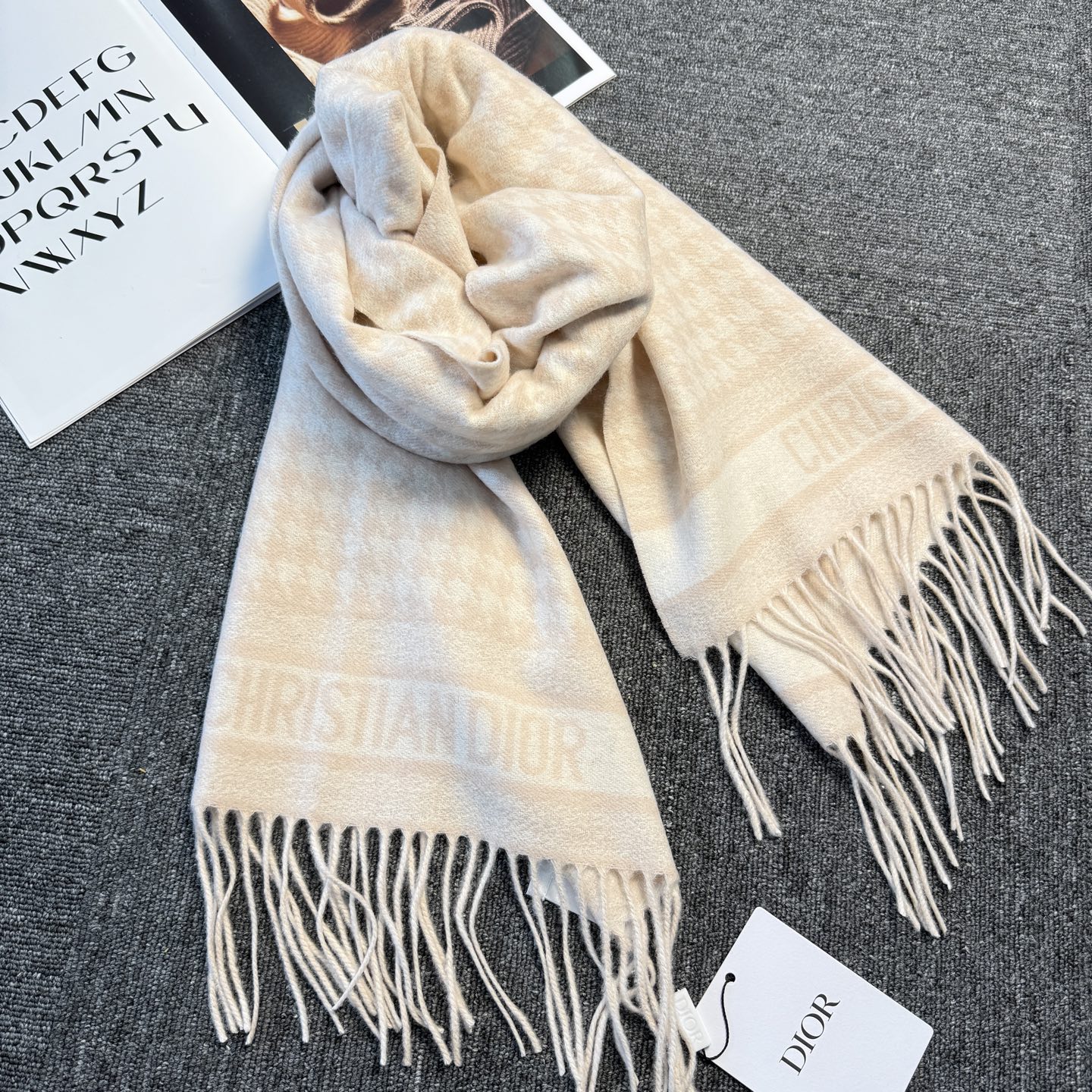 🆕Dior Montaigne系列这款围巾向经典的黑色和白色千鸟格纹图案致敬。采用高级面料精心制作，双面