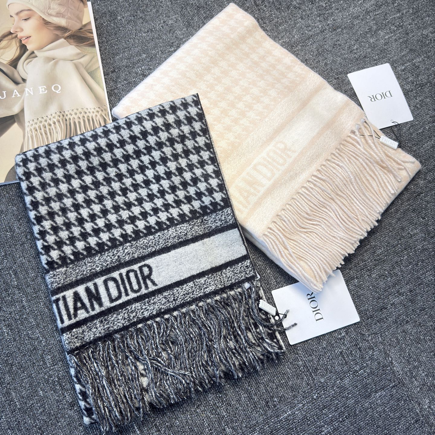 🆕Dior Montaigne系列这款围巾向经典的黑色和白色千鸟格纹图案致敬。采用高级面料精心制作，双面