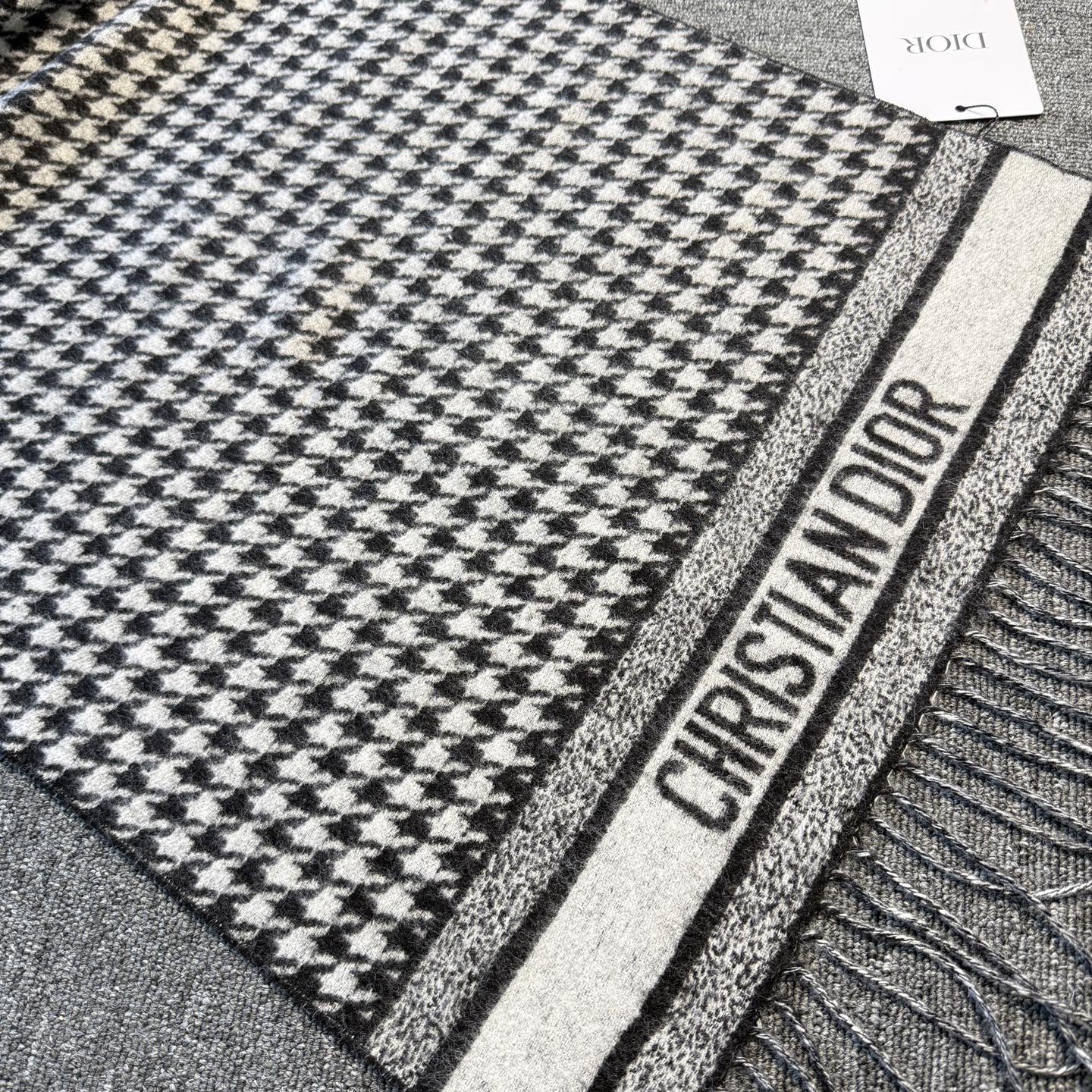 🆕Dior Montaigne系列这款围巾向经典的黑色和白色千鸟格纹图案致敬。采用高级面料精心制作，双面