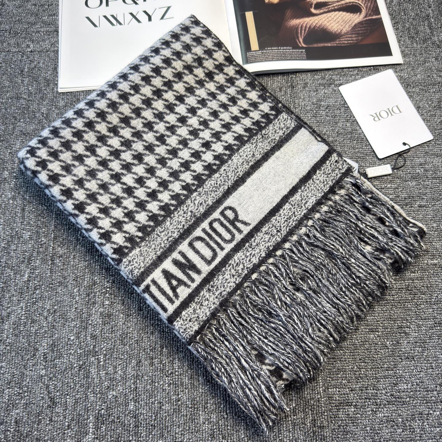 🆕Dior Montaigne系列这款围巾向经典的黑色和白色千鸟格纹图案致敬。采用高级面料精心制作，双面