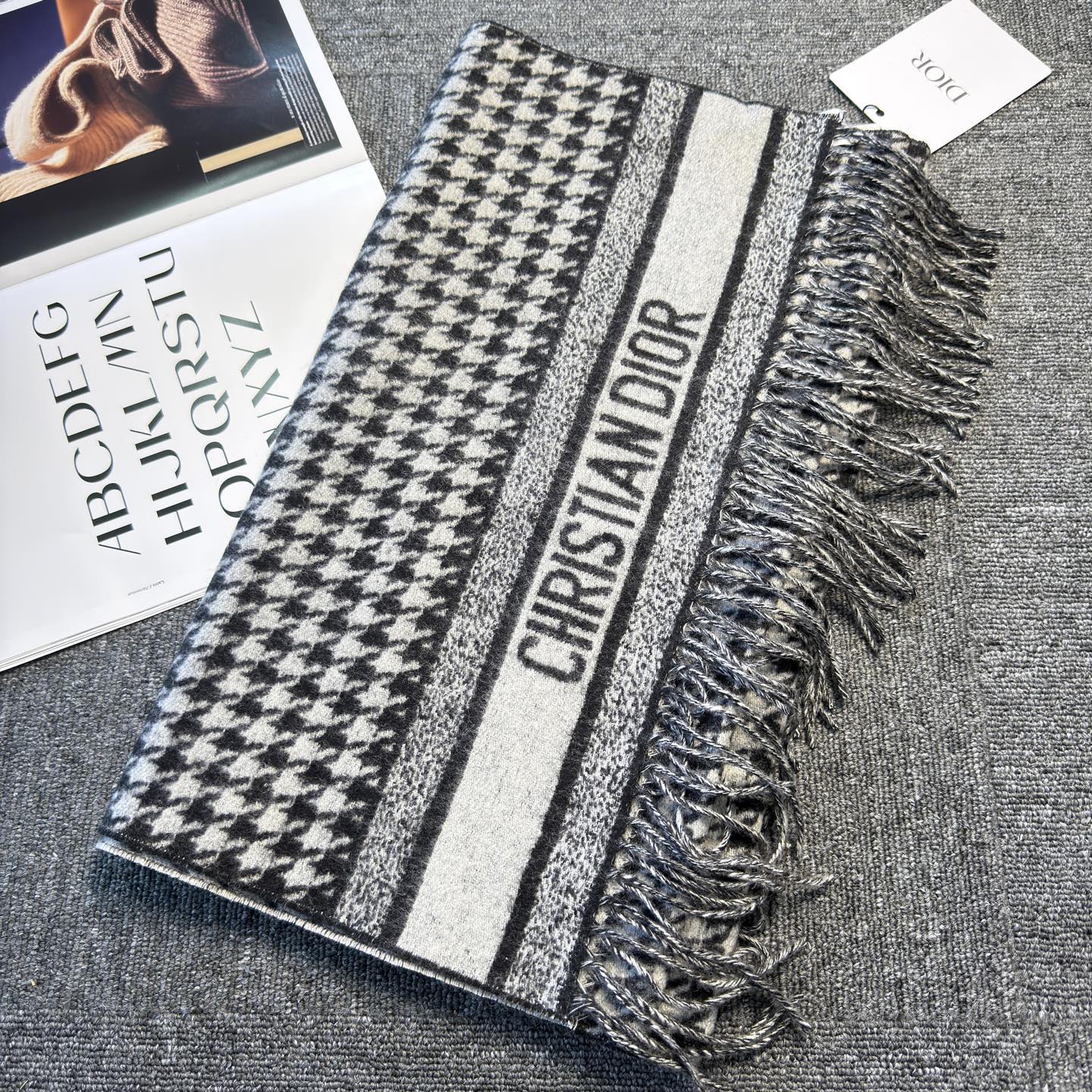 🆕Dior Montaigne系列这款围巾向经典的黑色和白色千鸟格纹图案致敬。采用高级面料精心制作，双面