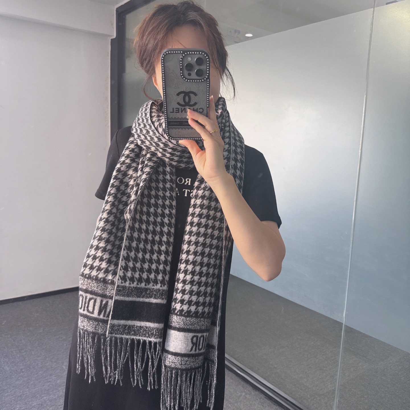 🆕Dior Montaigne系列这款围巾向经典的黑色和白色千鸟格纹图案致敬。采用高级面料精心制作，双面