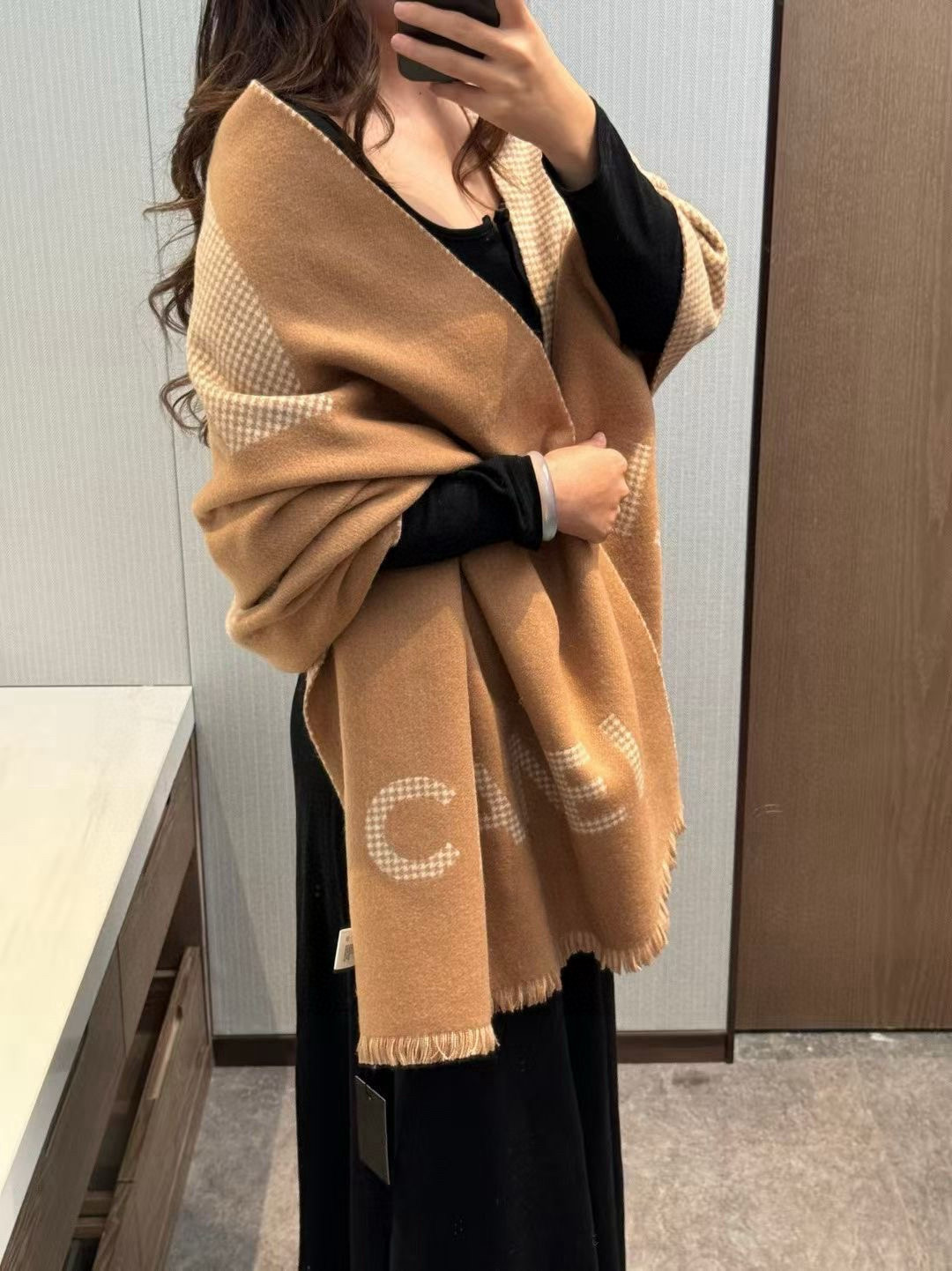 🆕CHANEL香奶奶尾单新款23B千鸟格拼色羊绒围巾，直接出欧洲的，正儿八经的正品订单…和大货一起出来，