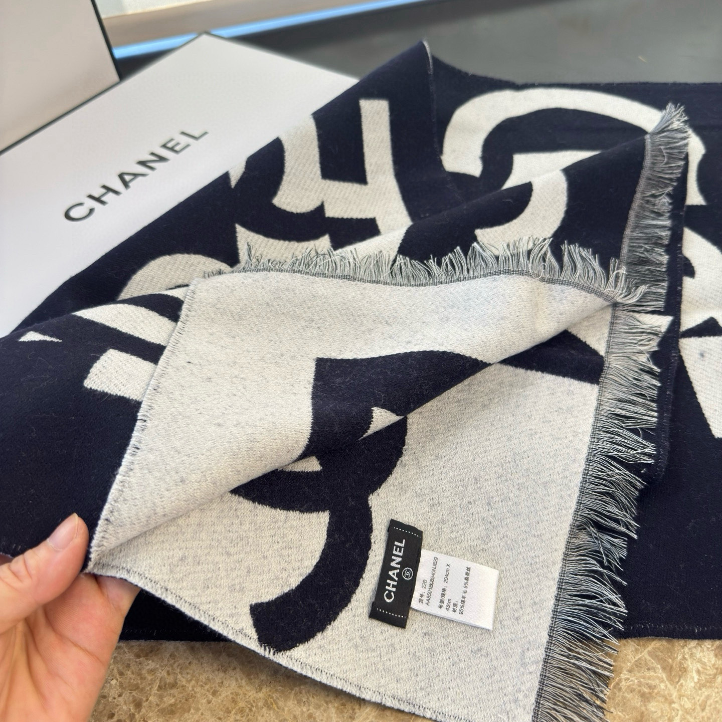 🆕香奶奶双面围巾，真香系列❗Chanel今年最火的款，几何图案搭配奶茶驼拼黑，海军蓝拼白，两个配色都超级